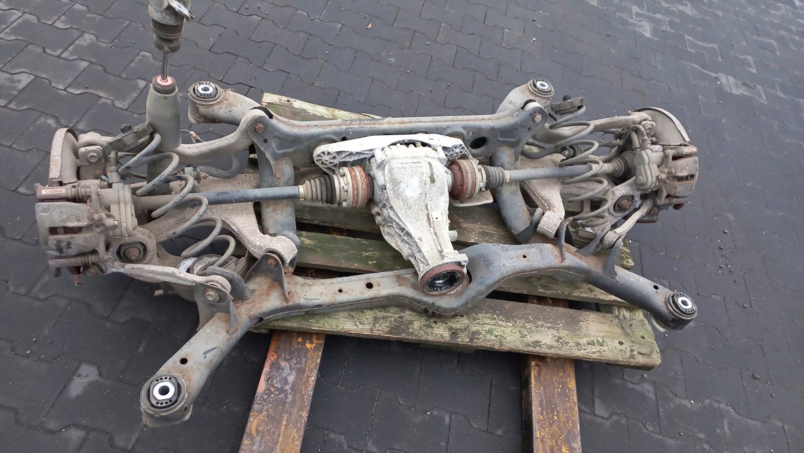 ZAWIESZENIE TYLNE TYŁ MOST AUDI Q5 8R 2,0TDI 4X4