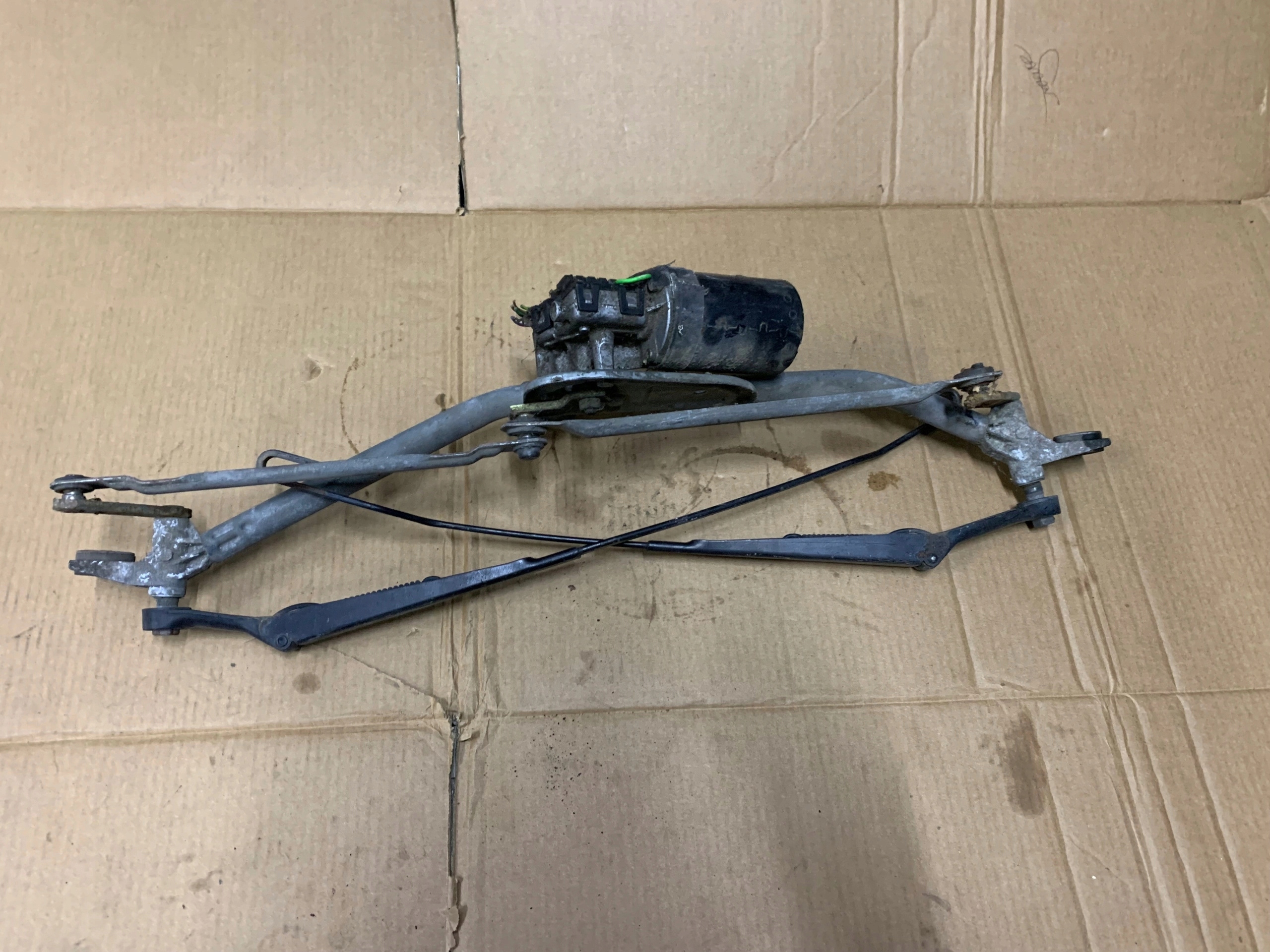 MECHANIZM WYCIERACZEK VW PASSAT B5 AUDI A4 B5
