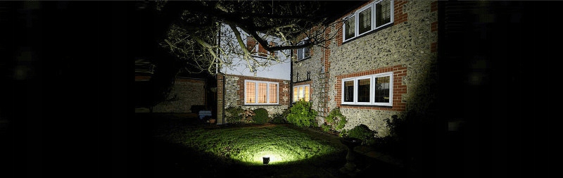 LAMPA LED AKUMULATOROWA BEZPRZEWODOWA Z UCHWYTEM NA STOJAKU 50W 2700lm Materiał aluminium