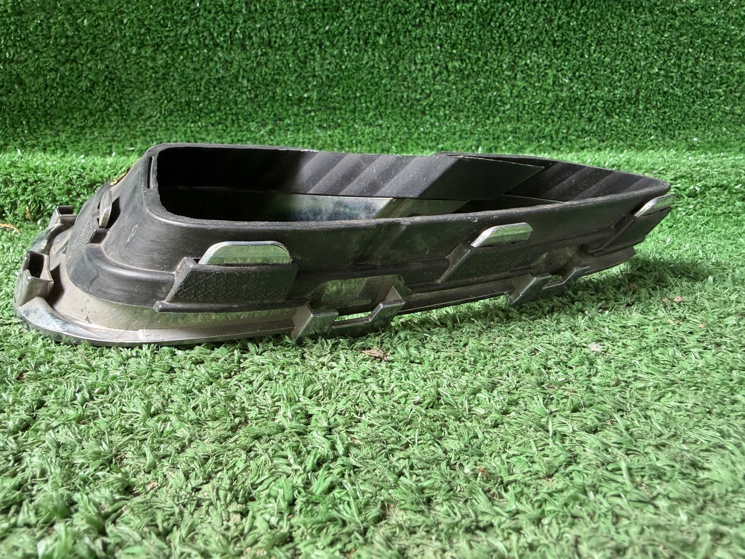 RENAULT CAPTUR 2 II grid of a bumper left front 261A31728R
