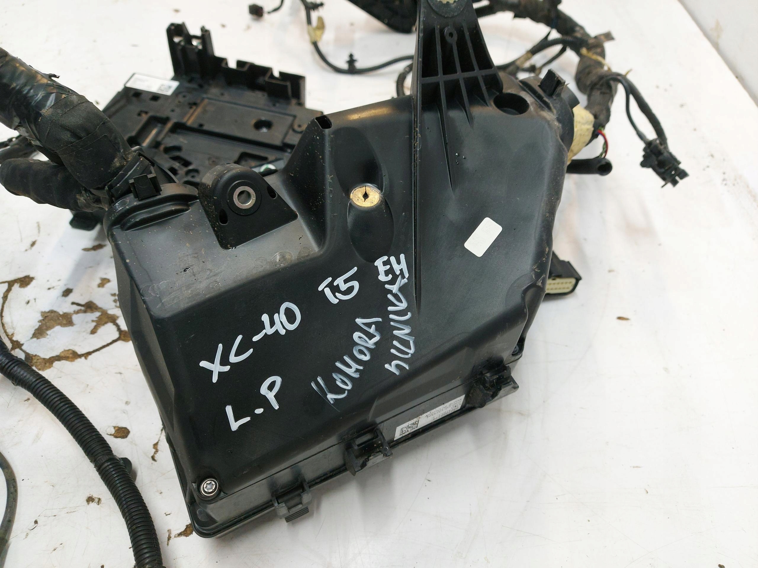 Volvo XC40 T5 EH bundle KOMORY of the engine left front 32301430