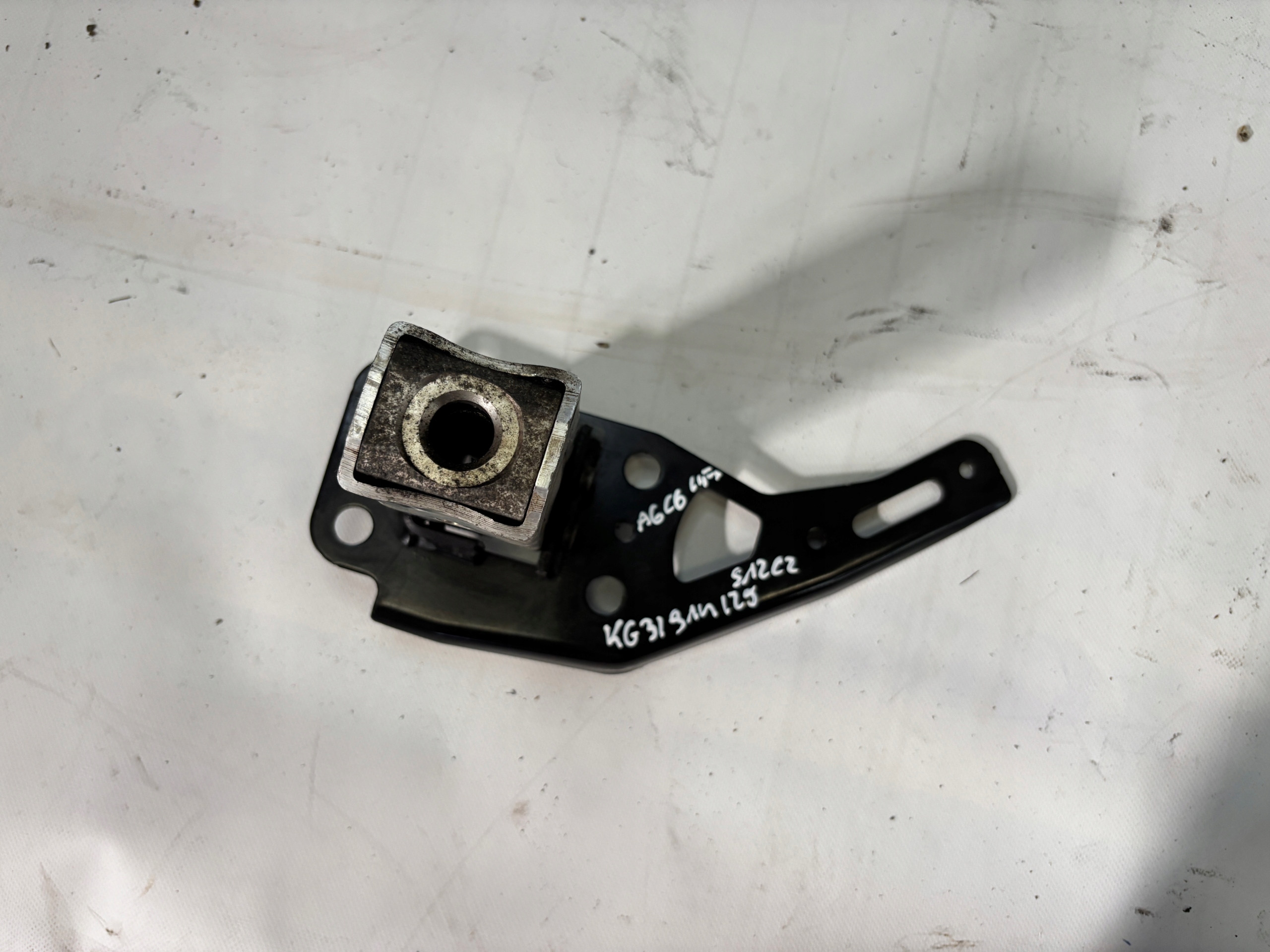 Strefy zgniotu front Audi A6 C6 lift 4F0807134 13S