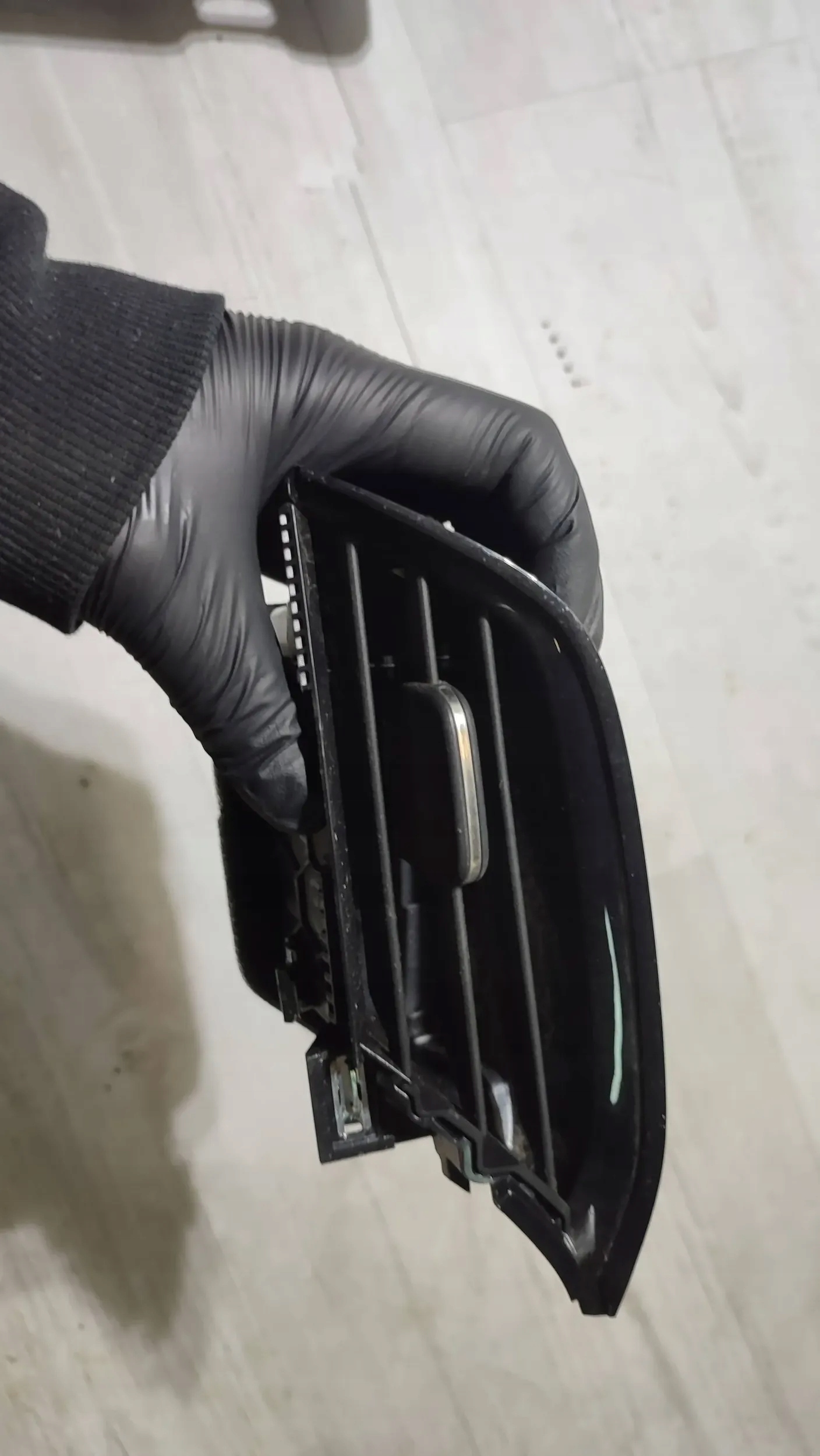 Opel Corsa F 1.2 22r. right side Kratki air conditioning devices