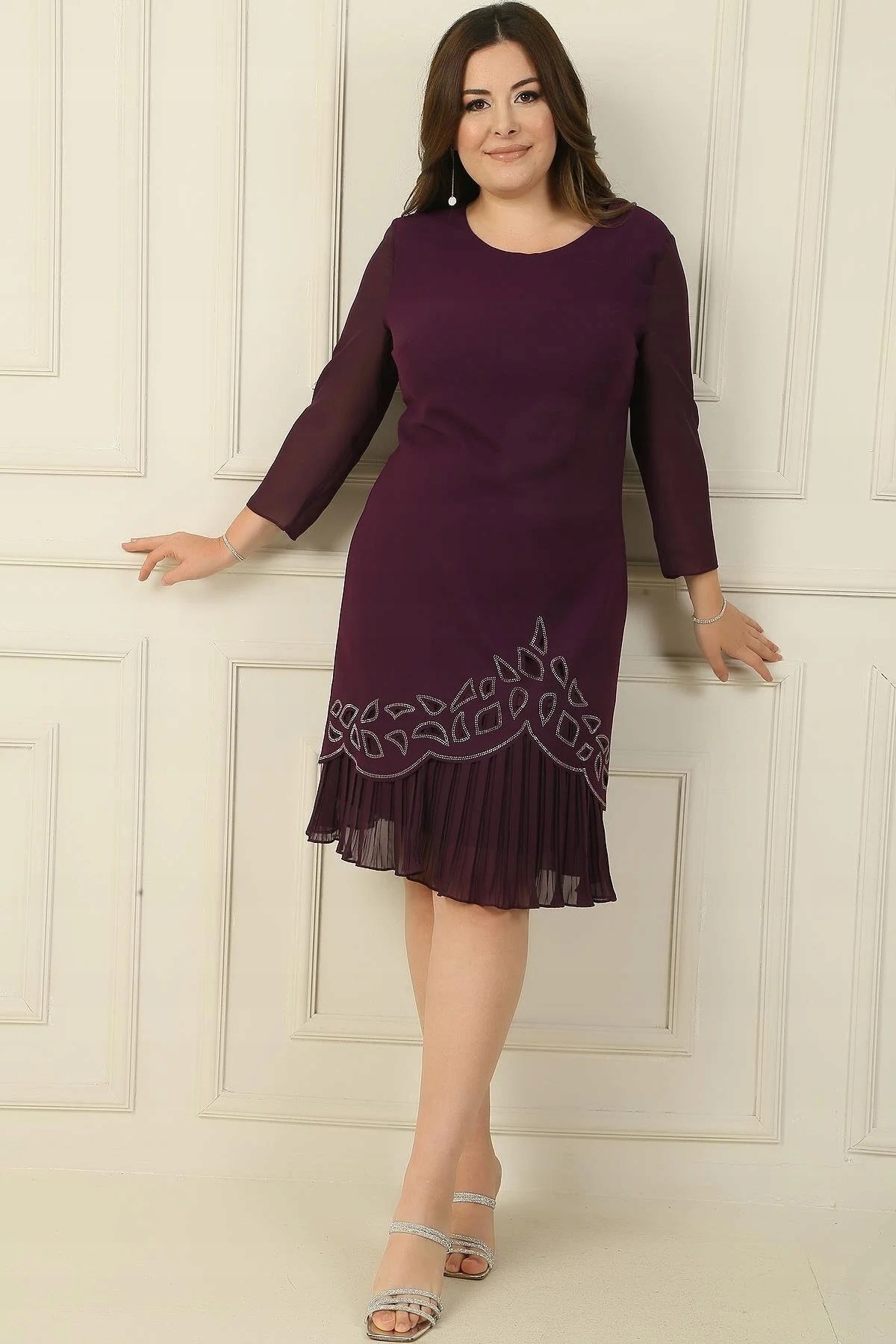 Šaty Plus Size Fialová S Plisovaným Spodním Dílem A Aplikací 5XL 5GA