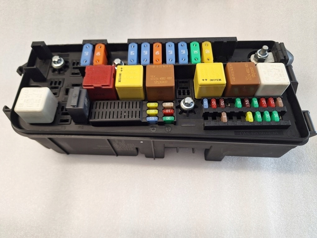 SKRZYNKA BEZPIECZNIKOWA OPEL OE 93190853 Numer katalogowy części 93190853