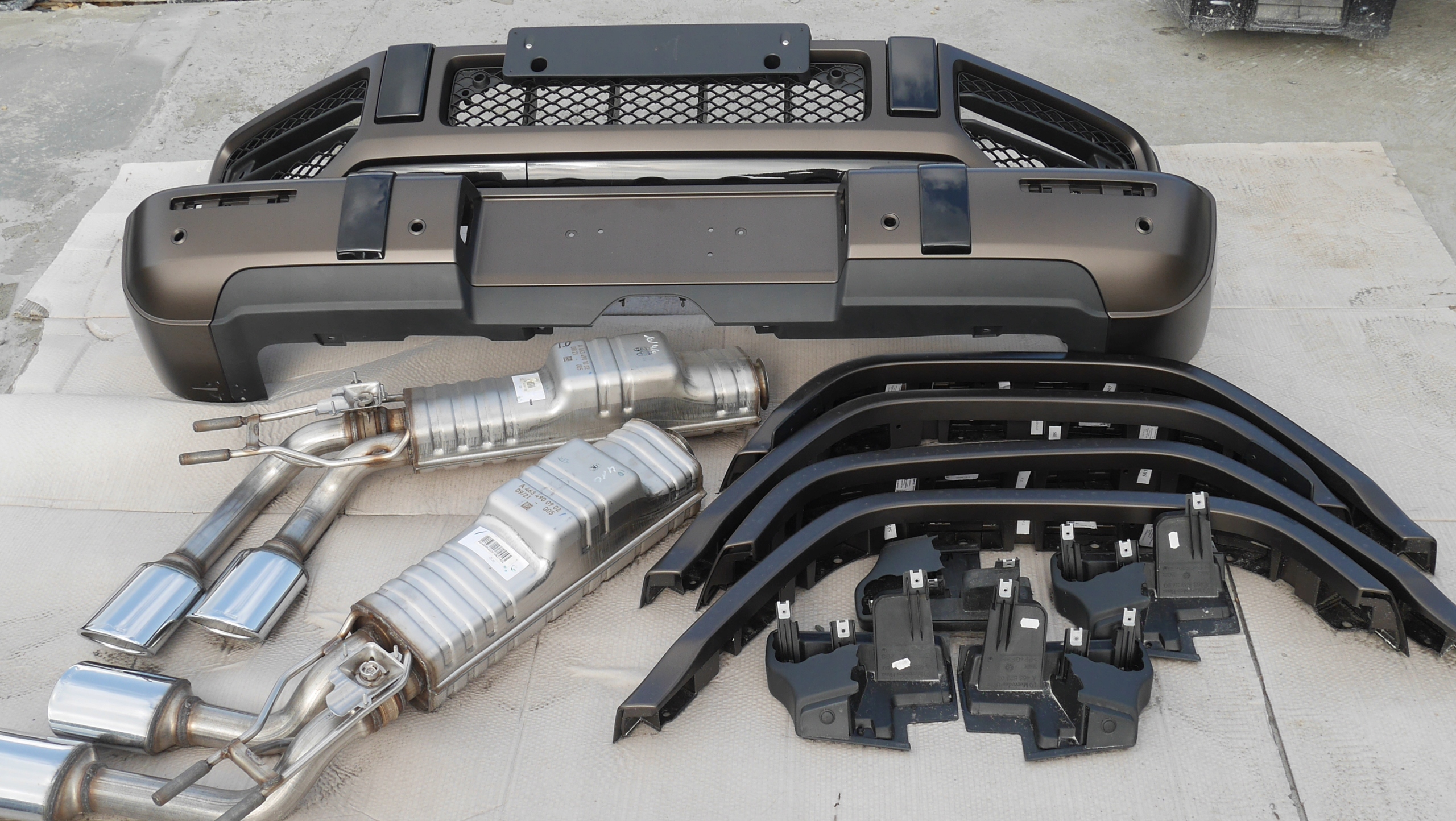 MERCEDES G-KLASA AMG 6,3 ZDERZAK PRZÓD TYŁ LISTWY WYDECHY KOMPLET NOWE