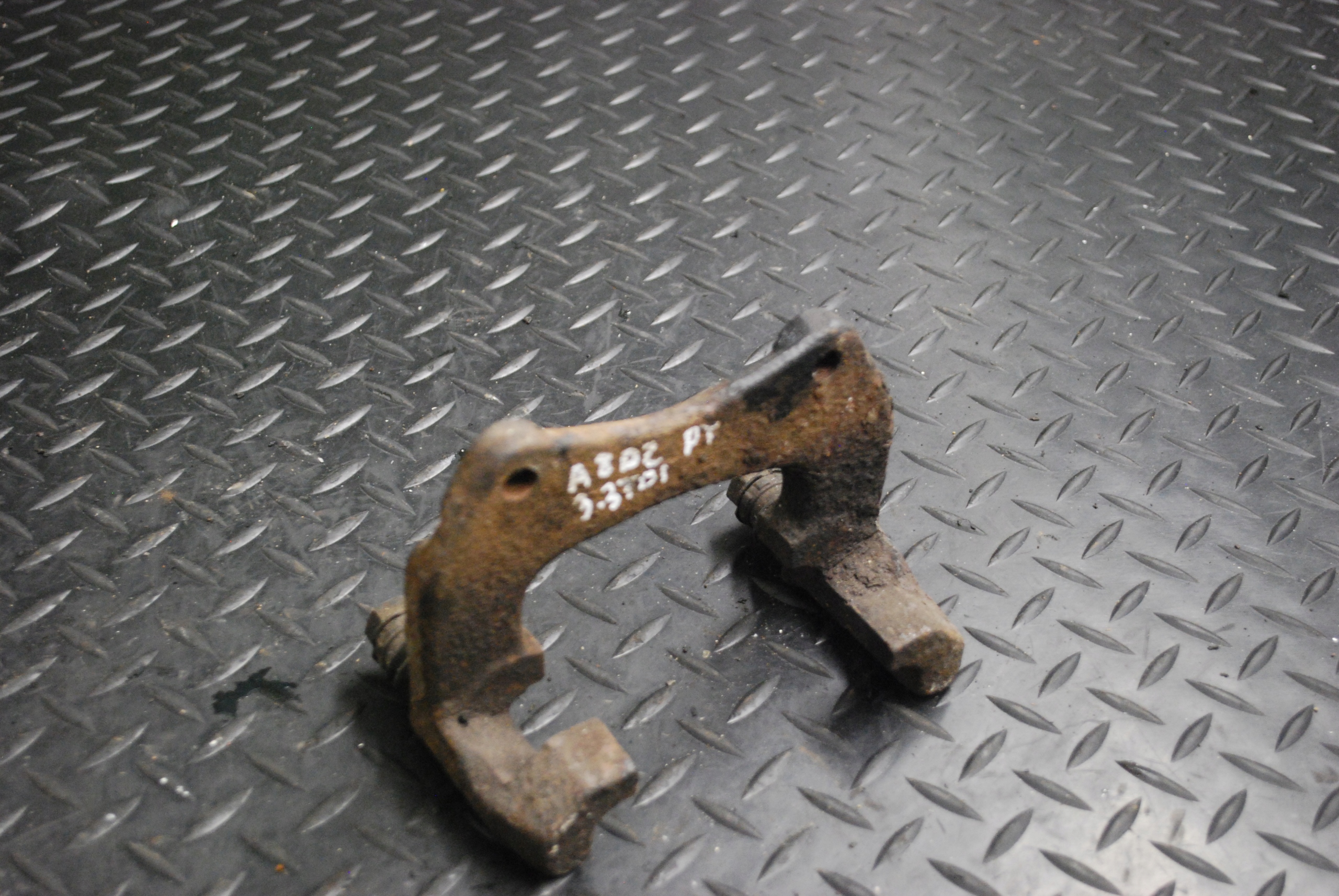 JARZMO TYŁ AUDI A8 D2 3.3 TDI