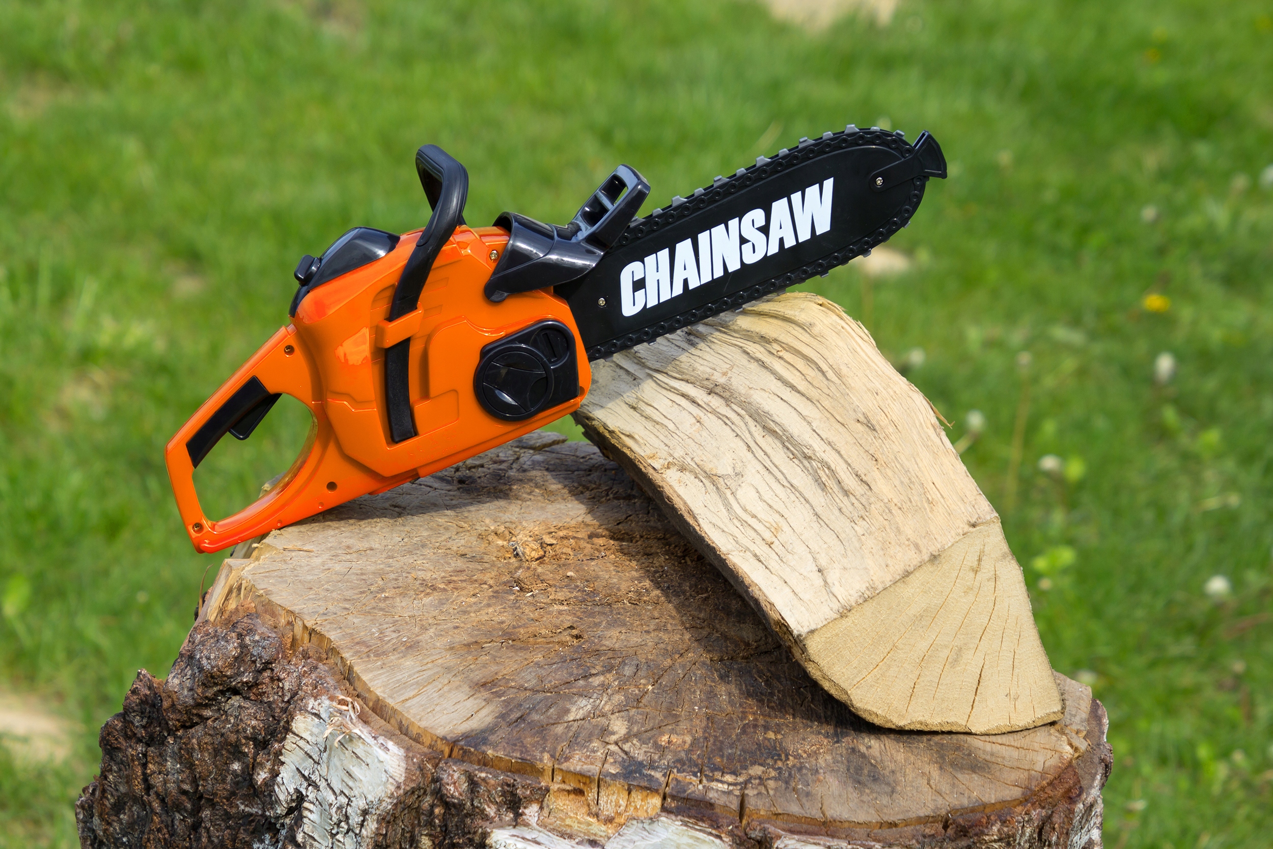 PIŁA ŁAŃCUCHOWA DLA DZIECI Z KASKIEM RĘKAWICAMI OKULARAMI ZESTAW DRWALA Wysokość produktu 15 cm