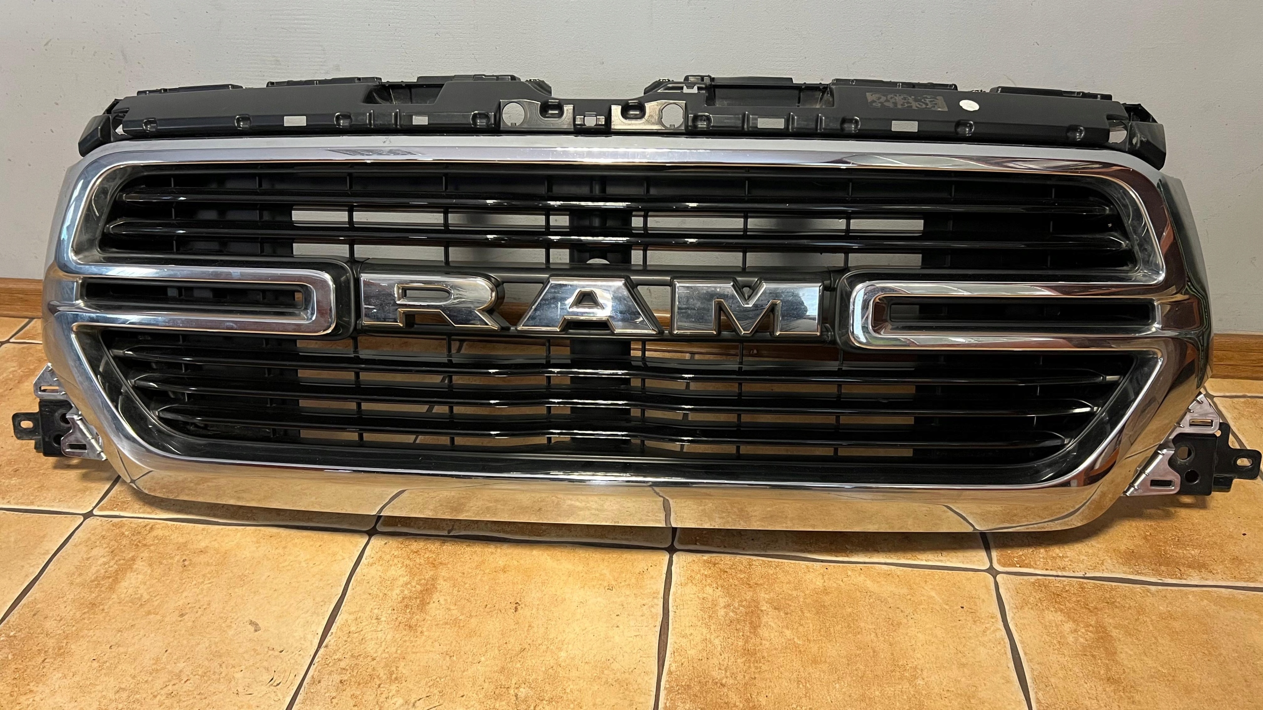 GRILL ATRAPA PRZÓD ORYGINAŁ DODGE RAM V 2019-