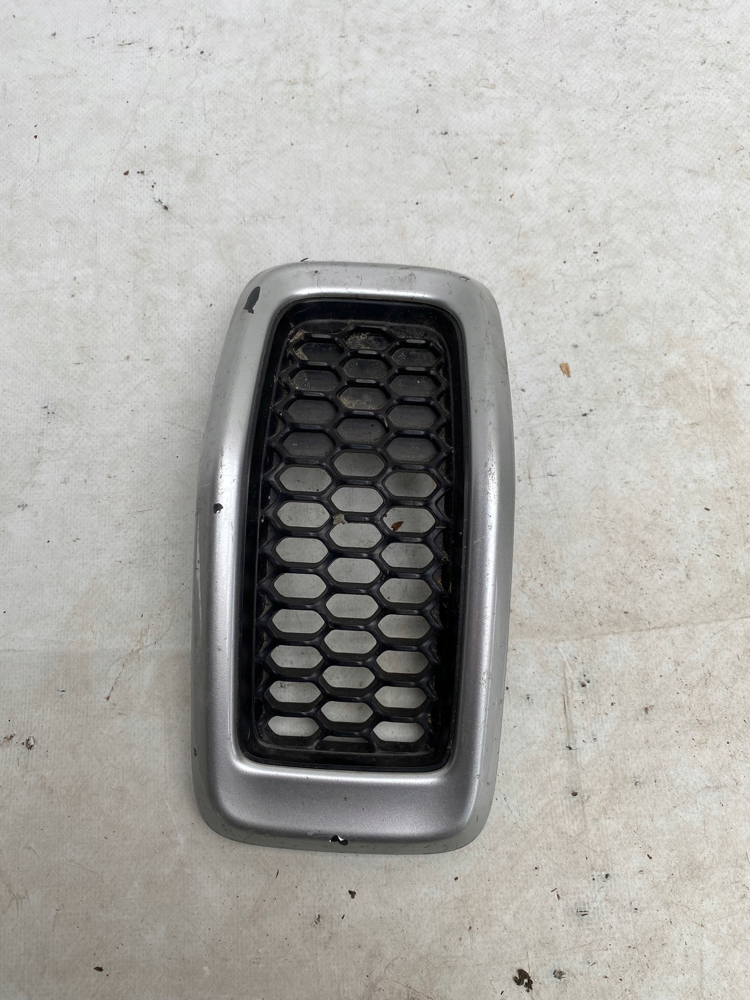 JEEP CHEROKEE KL 14- maska bubreg rešetka W MASKE