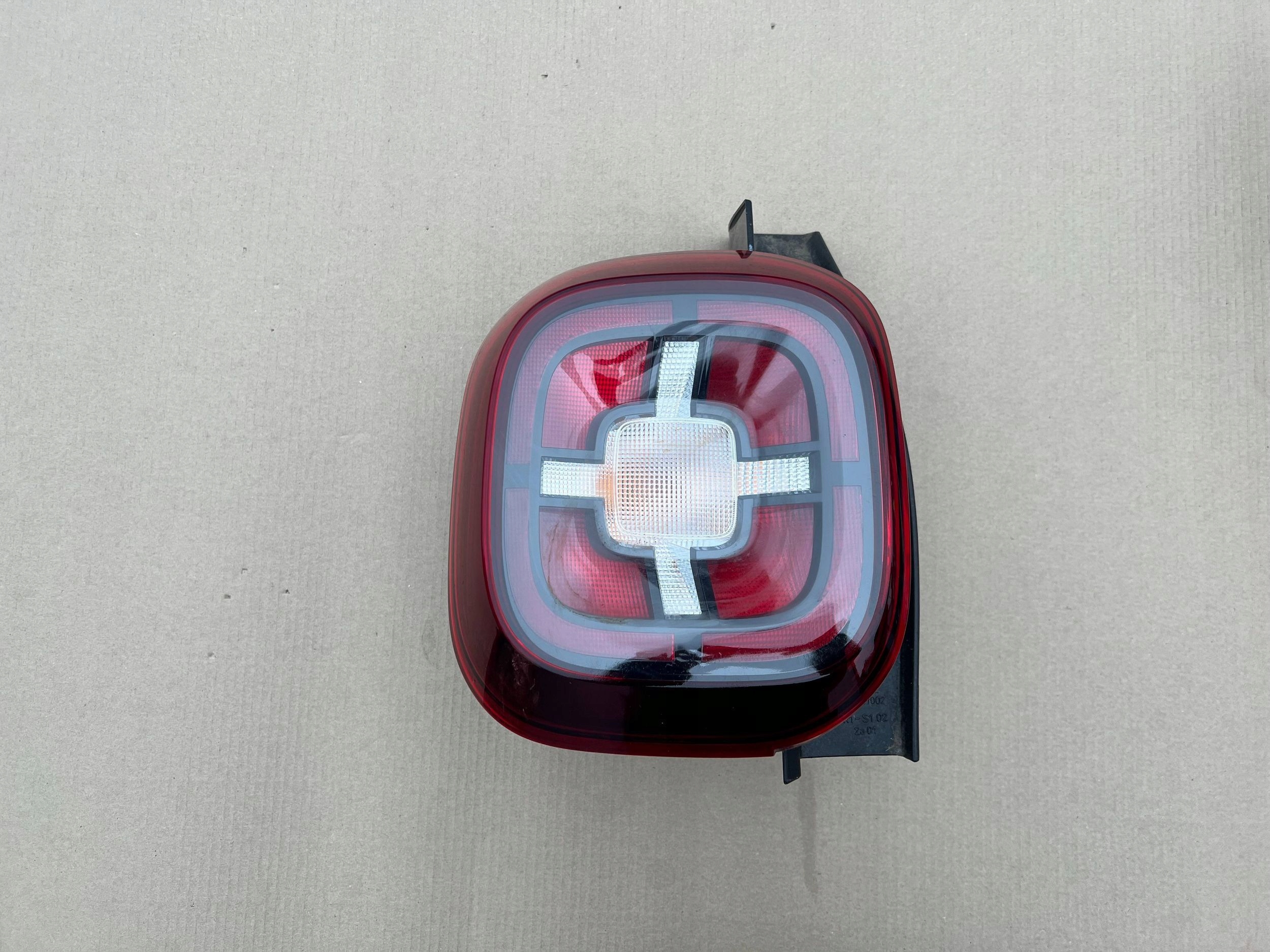 DACIA DUSTER II 2 17+ LAMPA LEWA TYŁ TYLNA