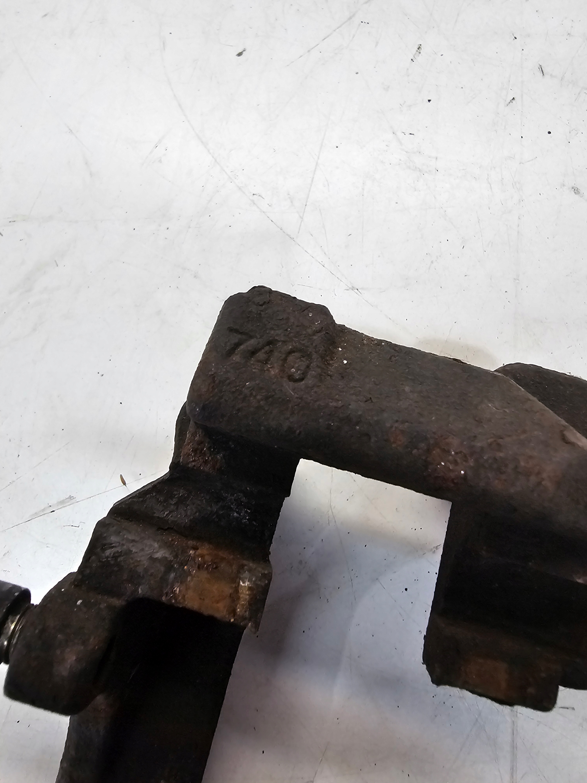 JARZMO třmenu předek AUDI VW SEAT SKODA * 740 *