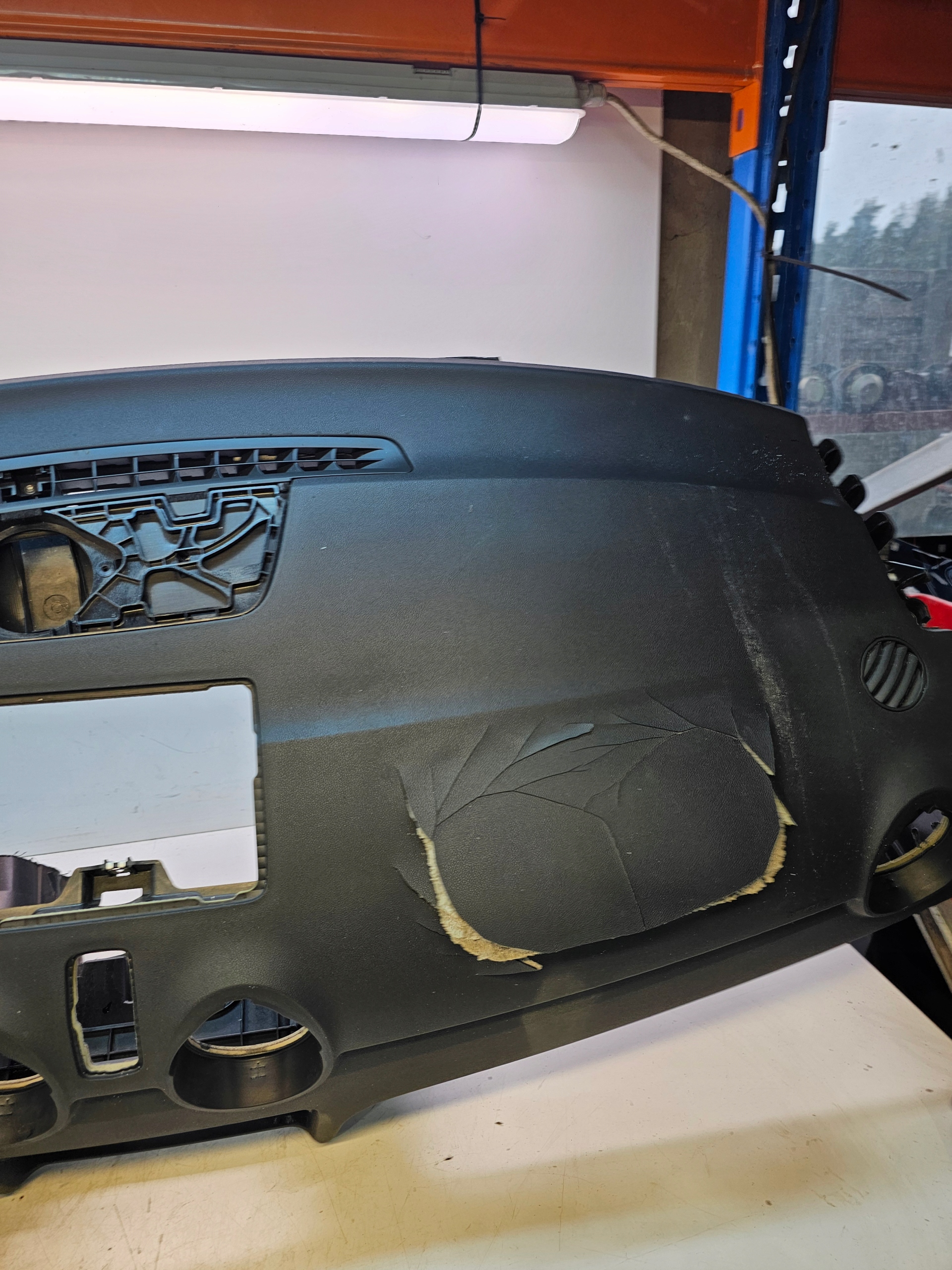 dashboard cockpit console AUDI A1 8X damaged 8X1857033
