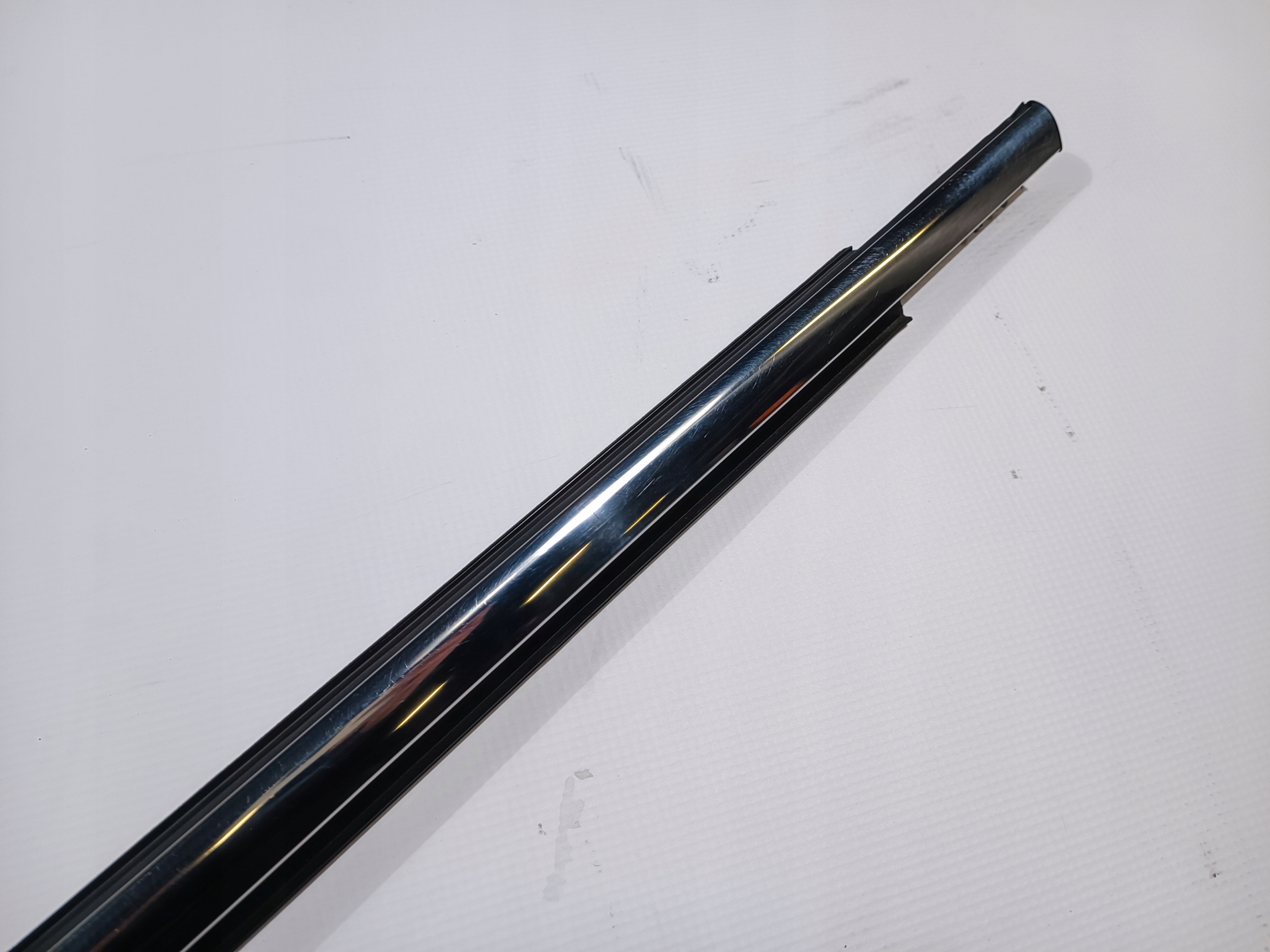 moulding dust door left front chrom Ford Flex