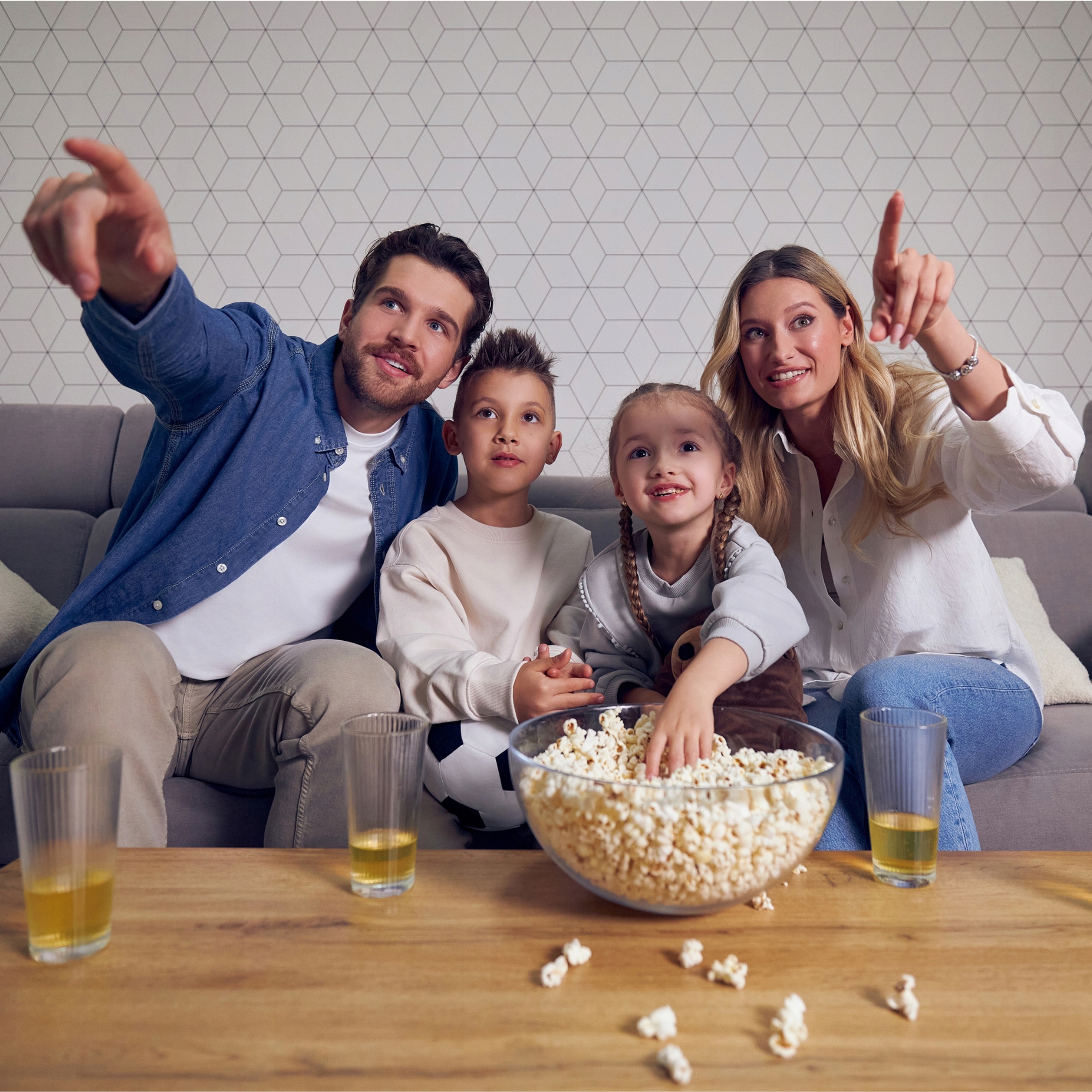 MINI RZUTNIK PROJEKTOR FullHD 16:9 1920 x 1080 1kg LED + Półka na Projektor Marka Overmax