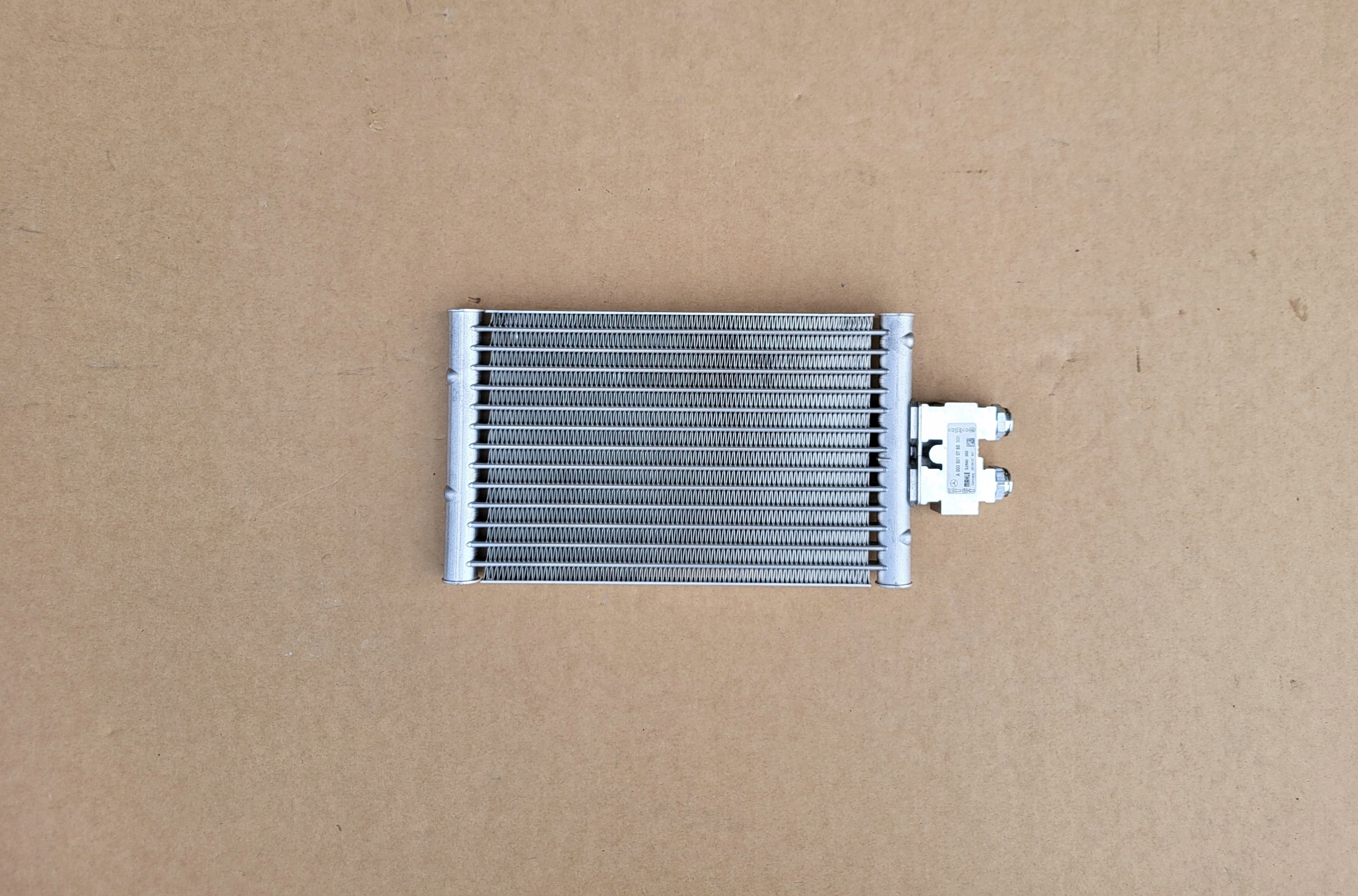 MERCEDES SPRINTER W907 CHŁODNICA OLEJU A2115001700