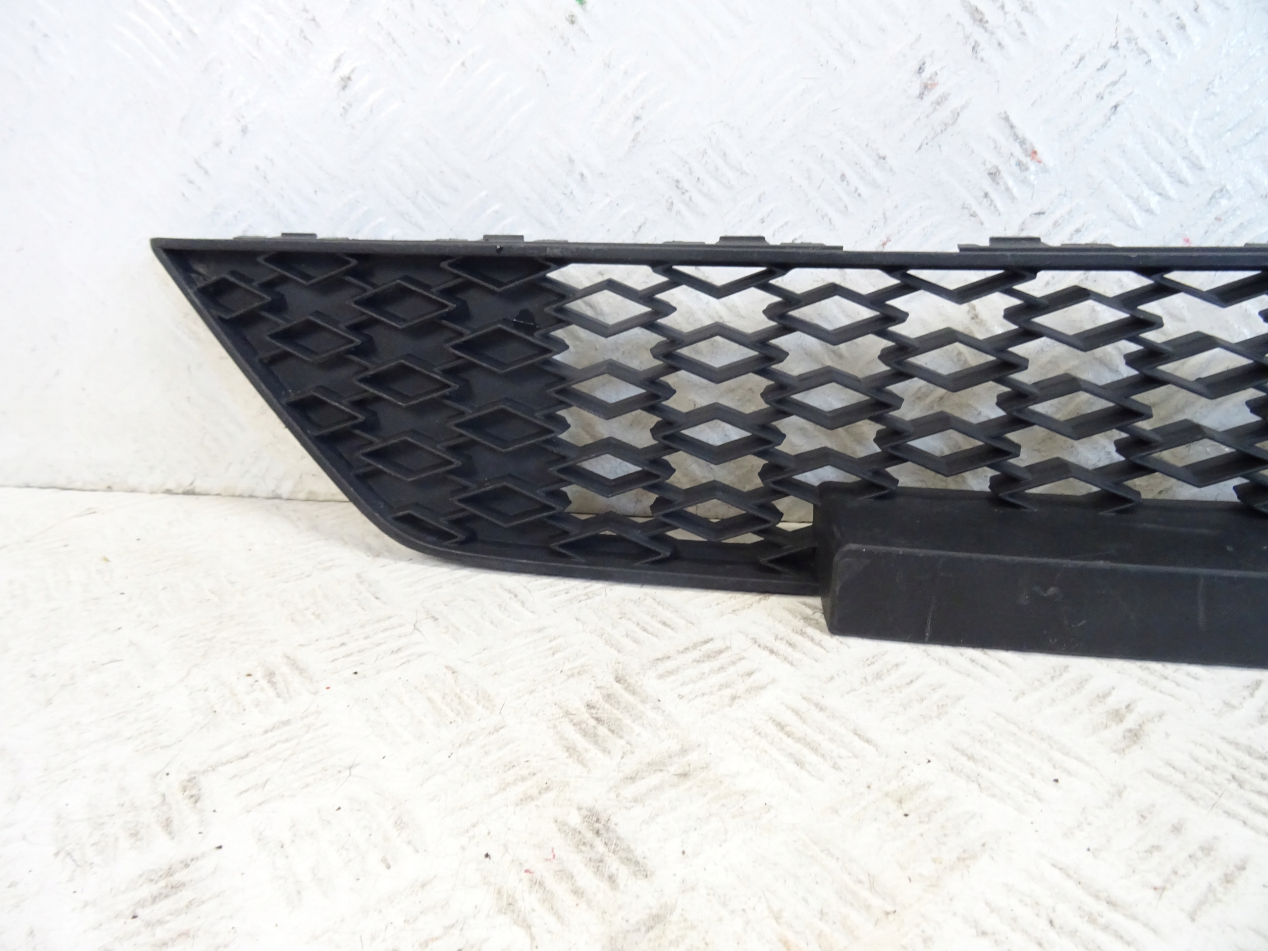 grid of a bumper front front central SKODA OCTAVIA IV RS 5E3853677B