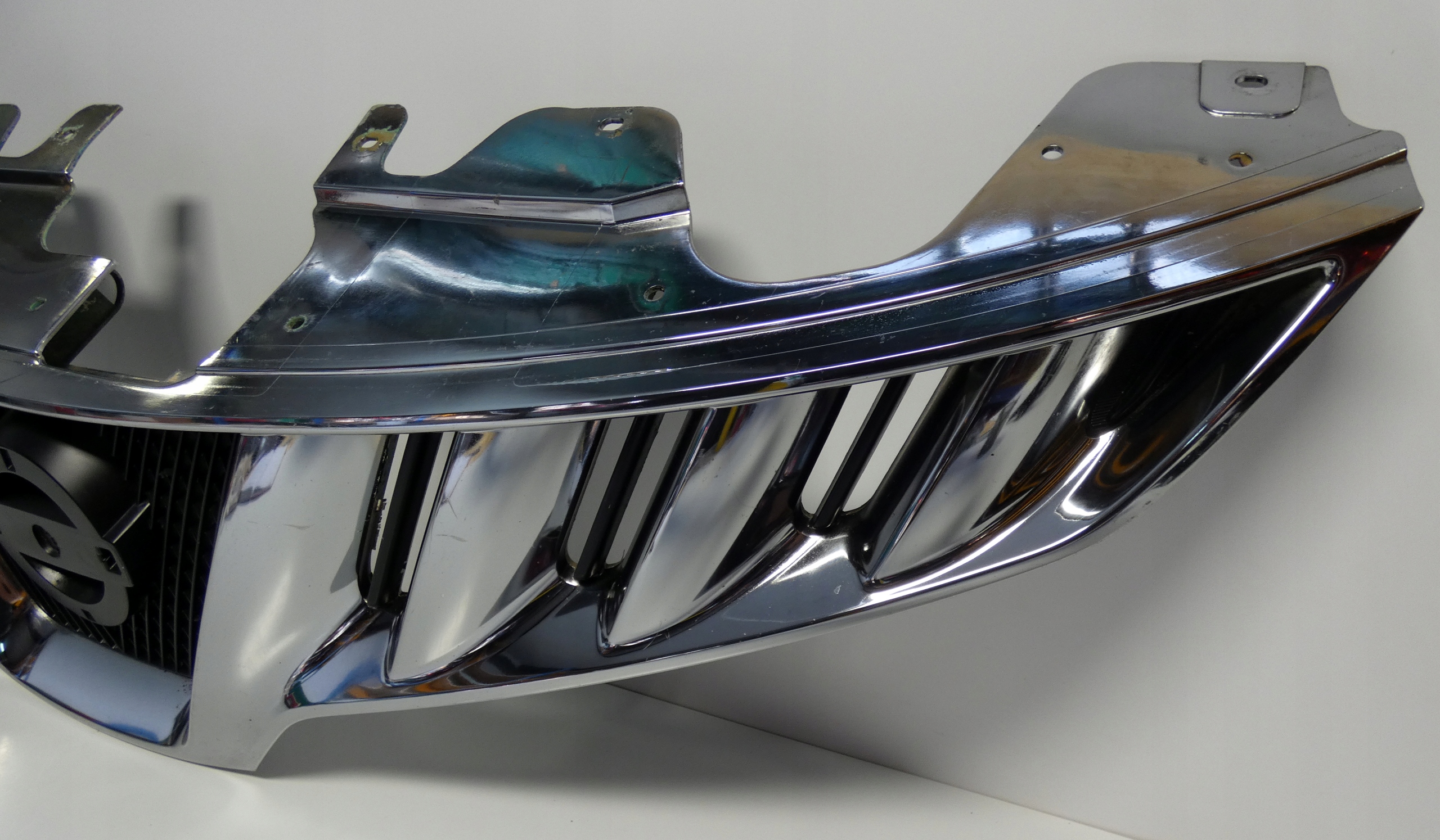 NISSAN HURAND 623101AA04 2007- grille front grill grill