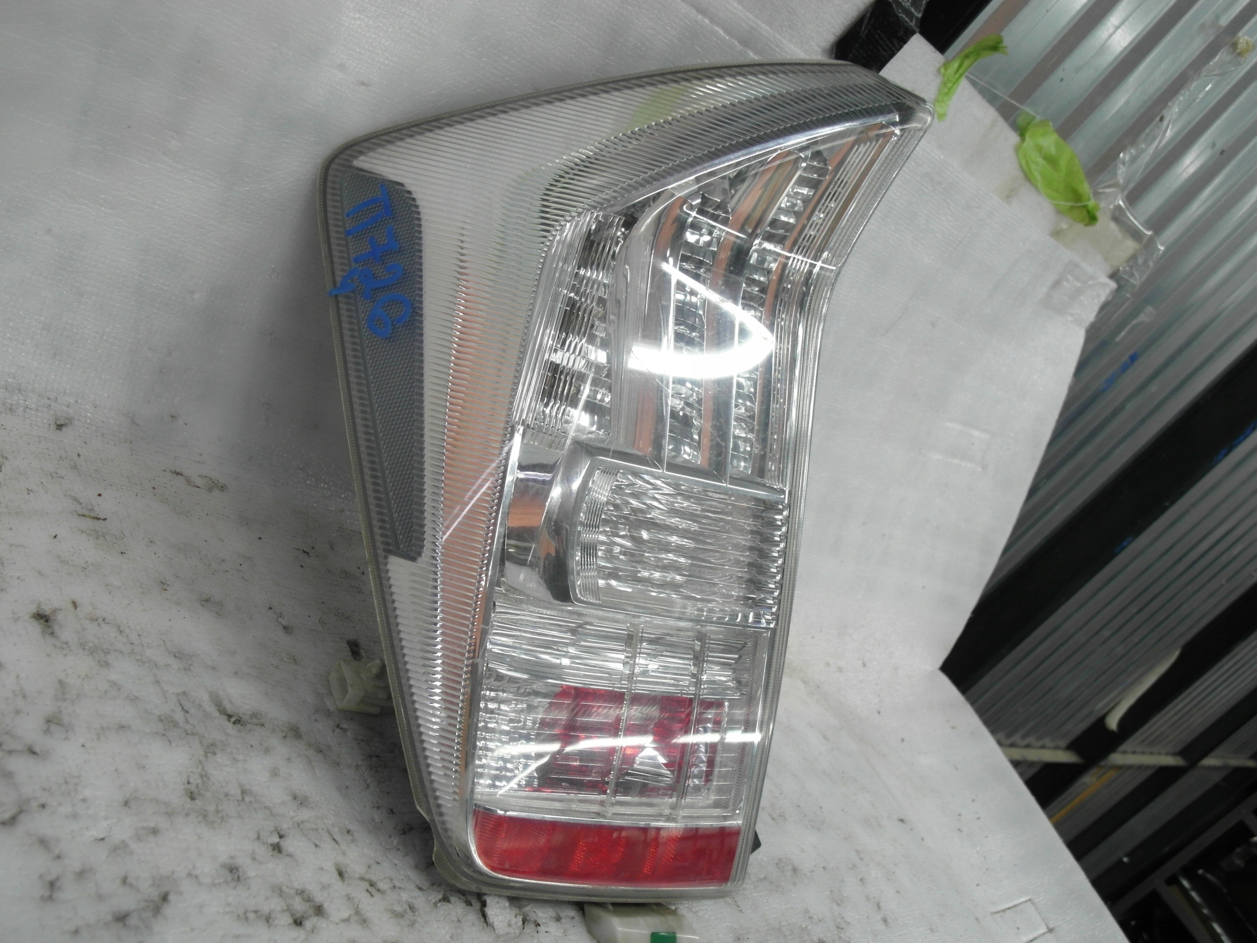 фонарь левый led TOYOTA PRIUS III XW30 2009-