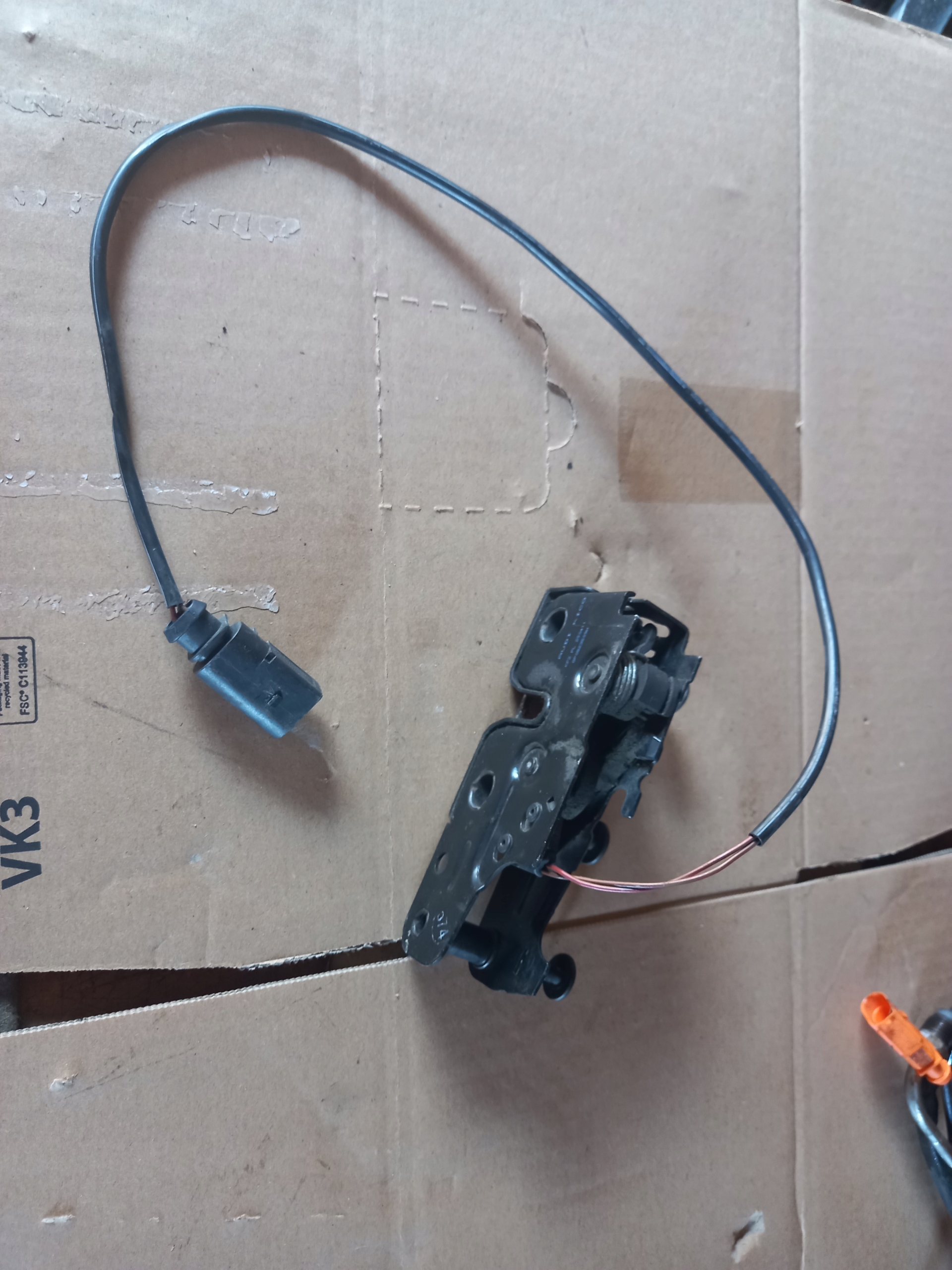 8P0823509 - Audi A3 8P 2.0 lift замок капота ременя