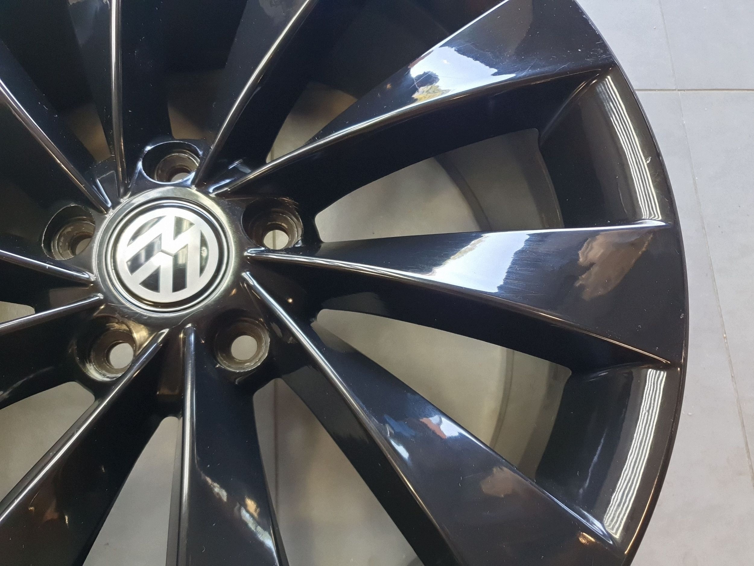 Volkswagen PASSAT CC disk 19 cierna YSM330 et45