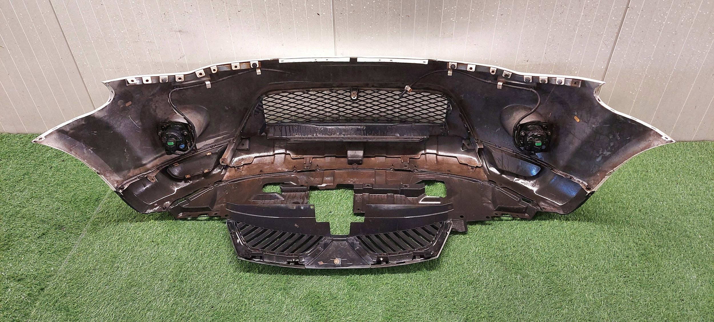 bumper front + grill MITSUBISHI OUTLANDER 06-10 LAK: W19