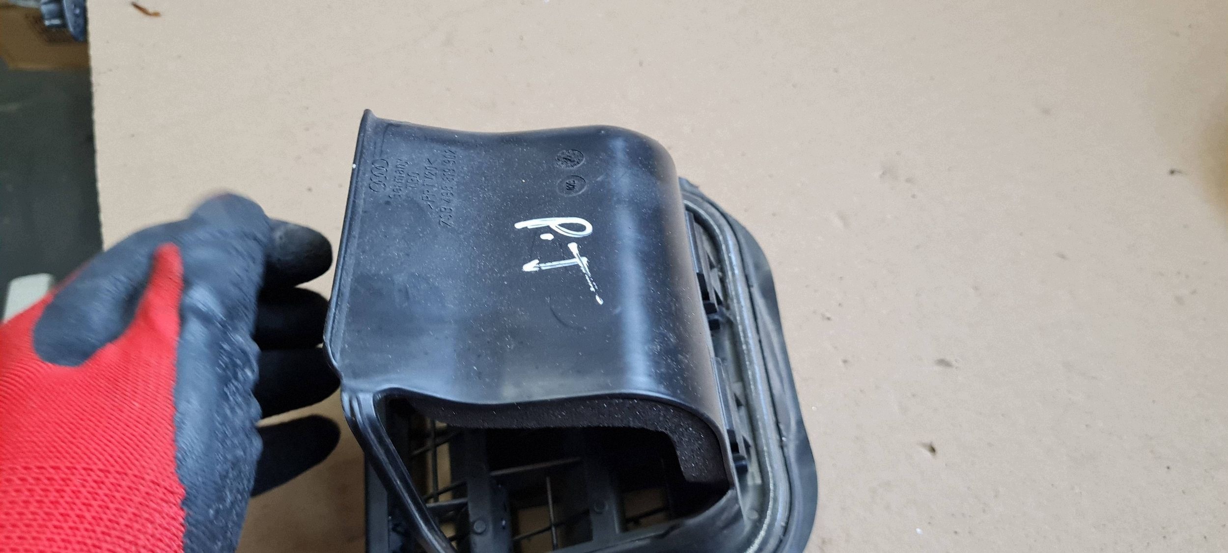 A7 4G S7 grid WENTYLACYJNA boot right rear part 4G8819302