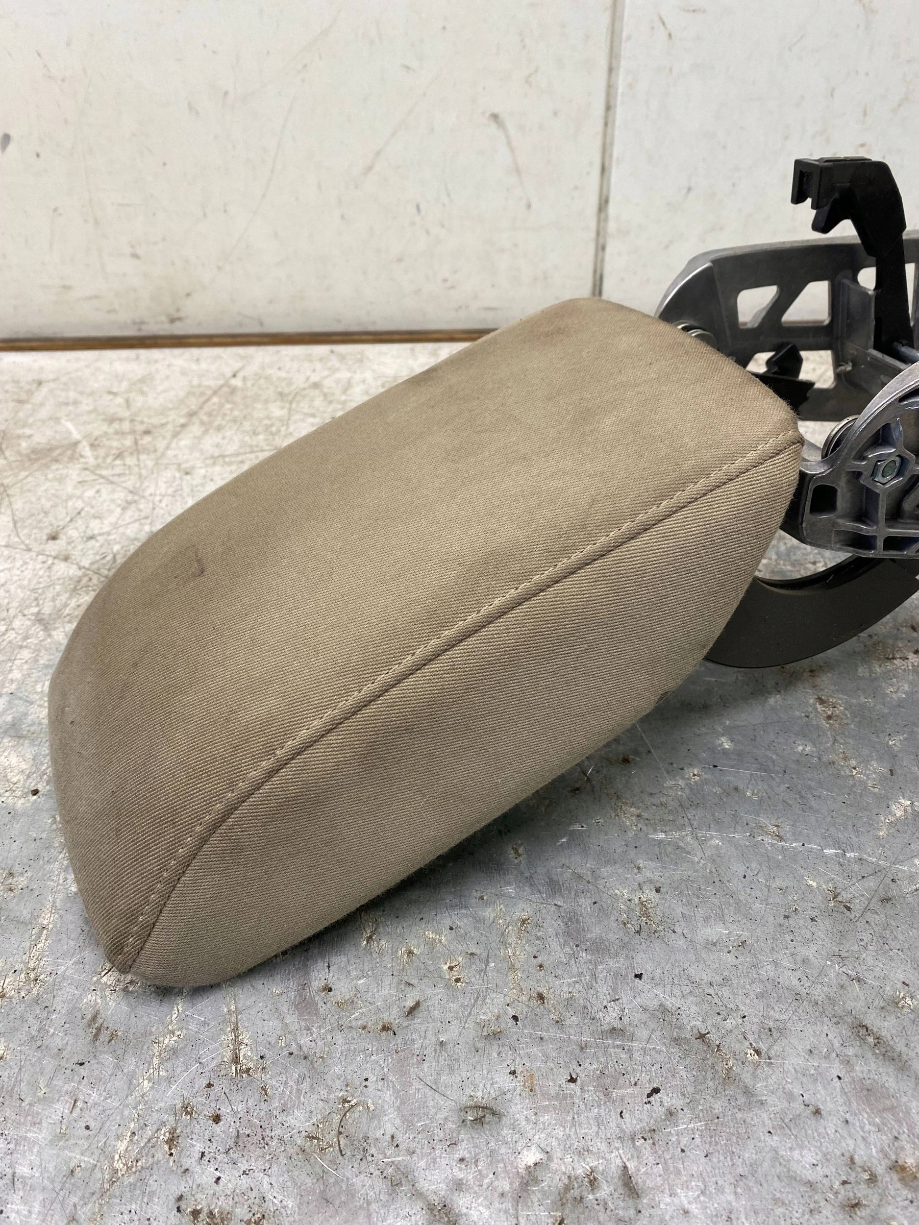 AUDI Q3 8U bracciolo TUNELU SRODKOWEGO MATERIAL 8U0864283A