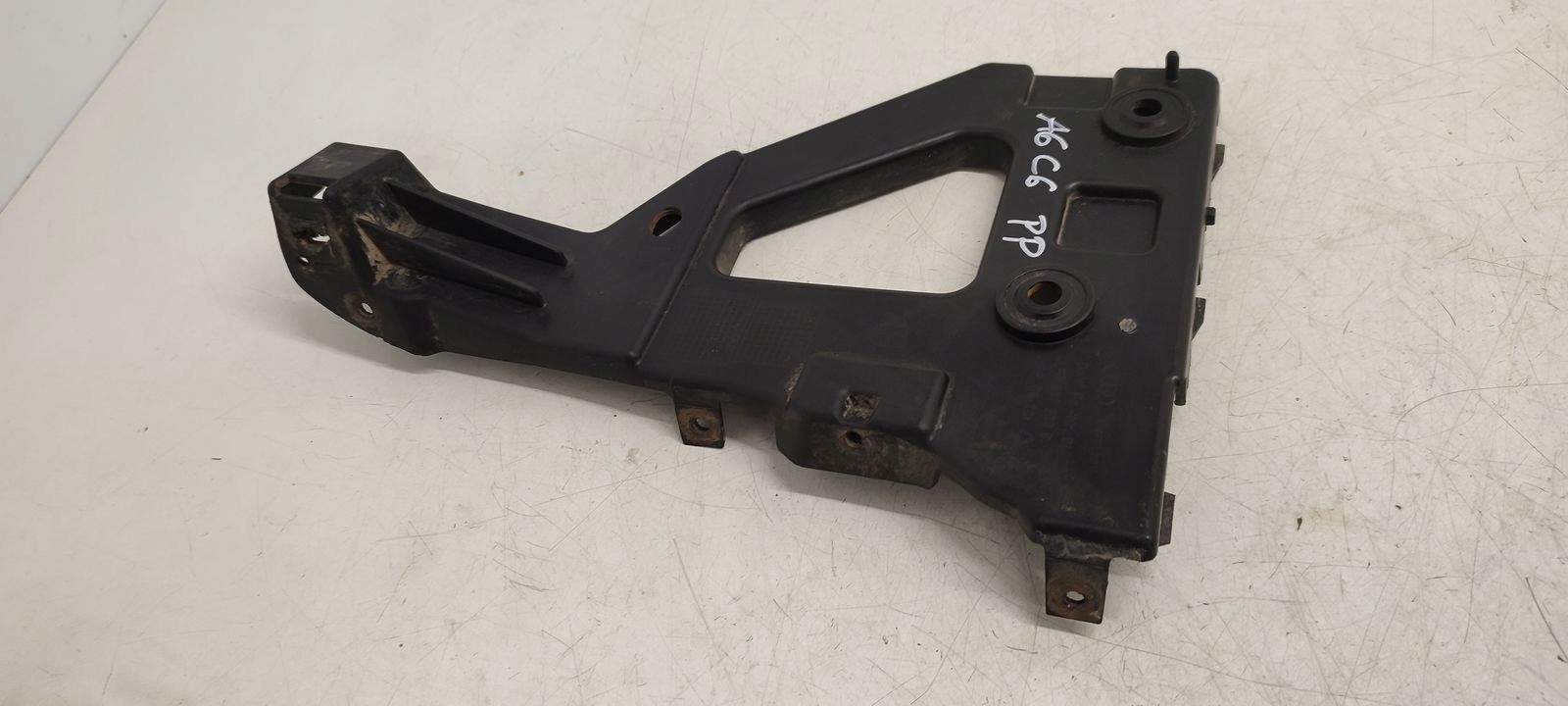 bumper bracket right front Audi A6 C6 3,0 TDI Allroad