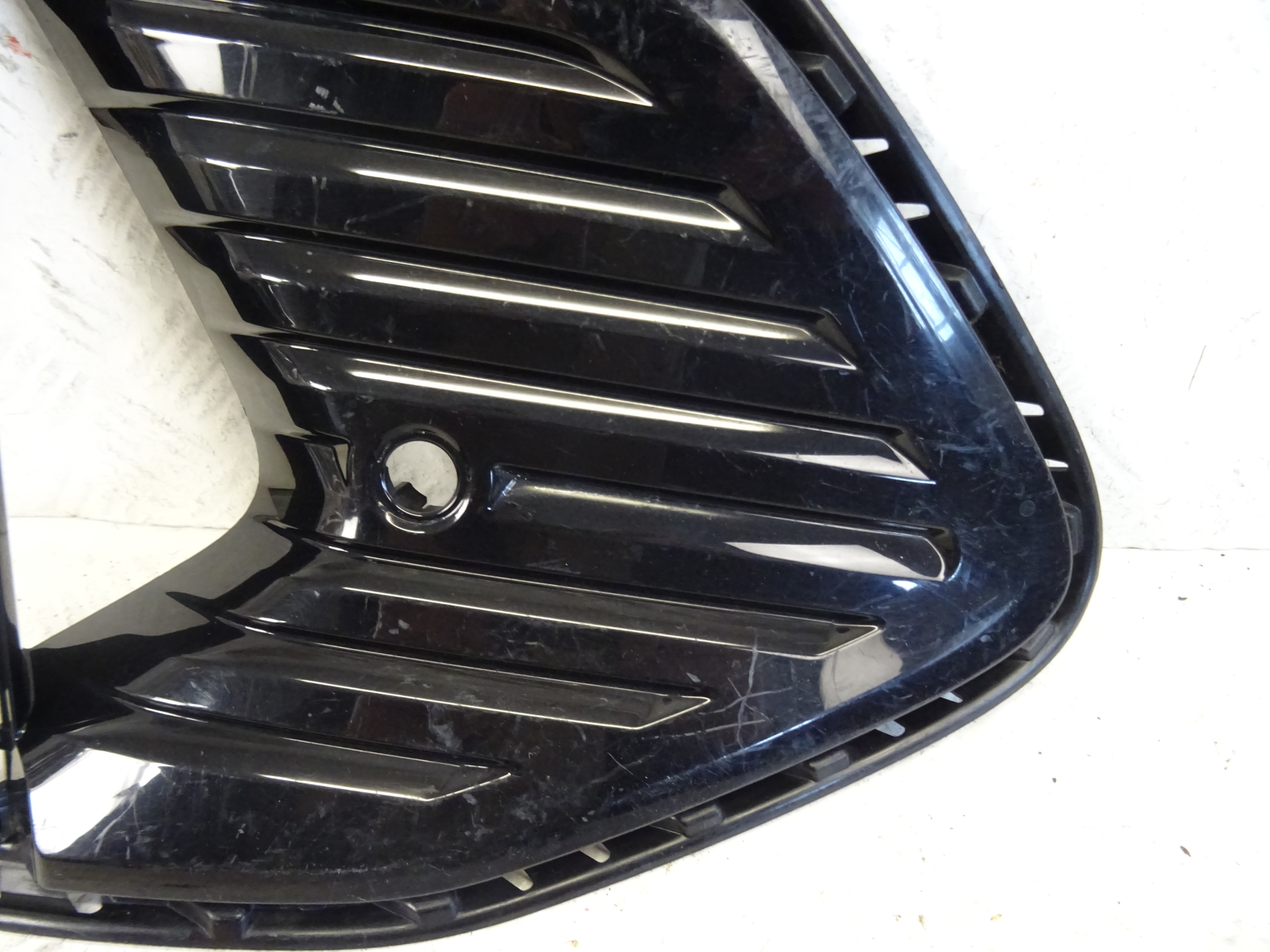 grid of a bumper front front right AUDI Q8 E-TRON LIFT S-LINE 4KE121736E