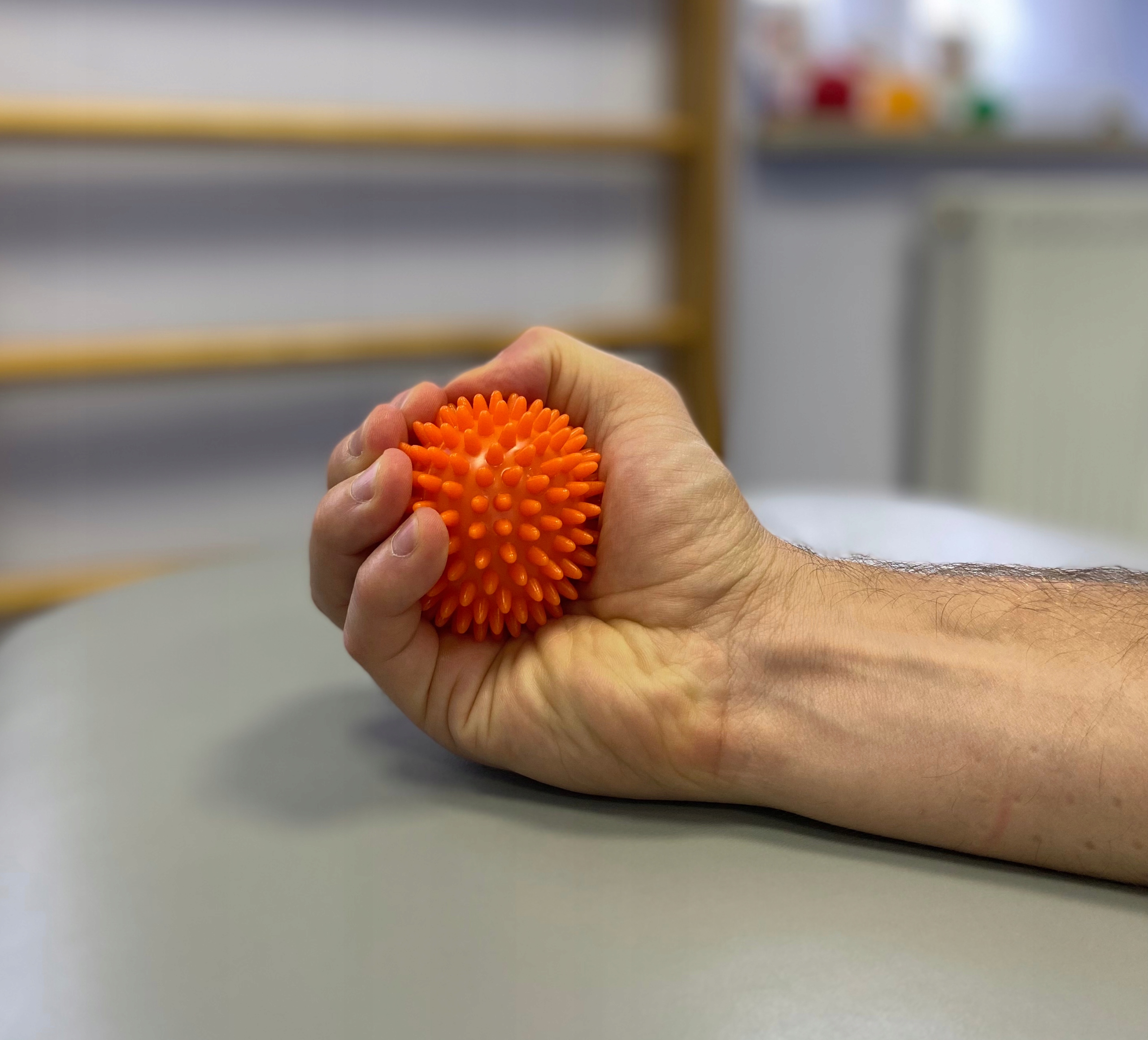 PIŁKA DO ROLOWANIA piłeczka Z KOLCAMI wypustki masaż dłoni 6 CM POMARAŃCZ Model rehabilitacja ręki
