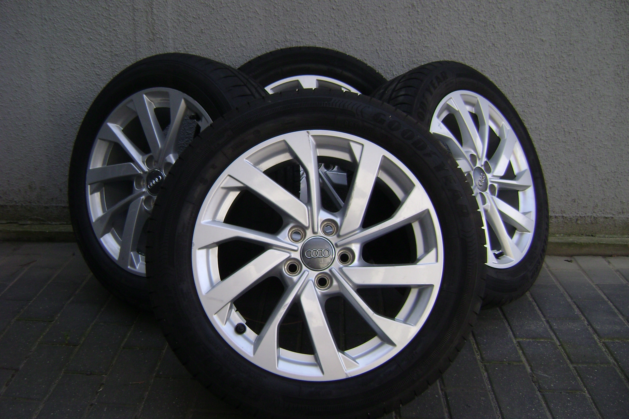 AUDI A1 82A-легкосплавні диски з 16 шинами