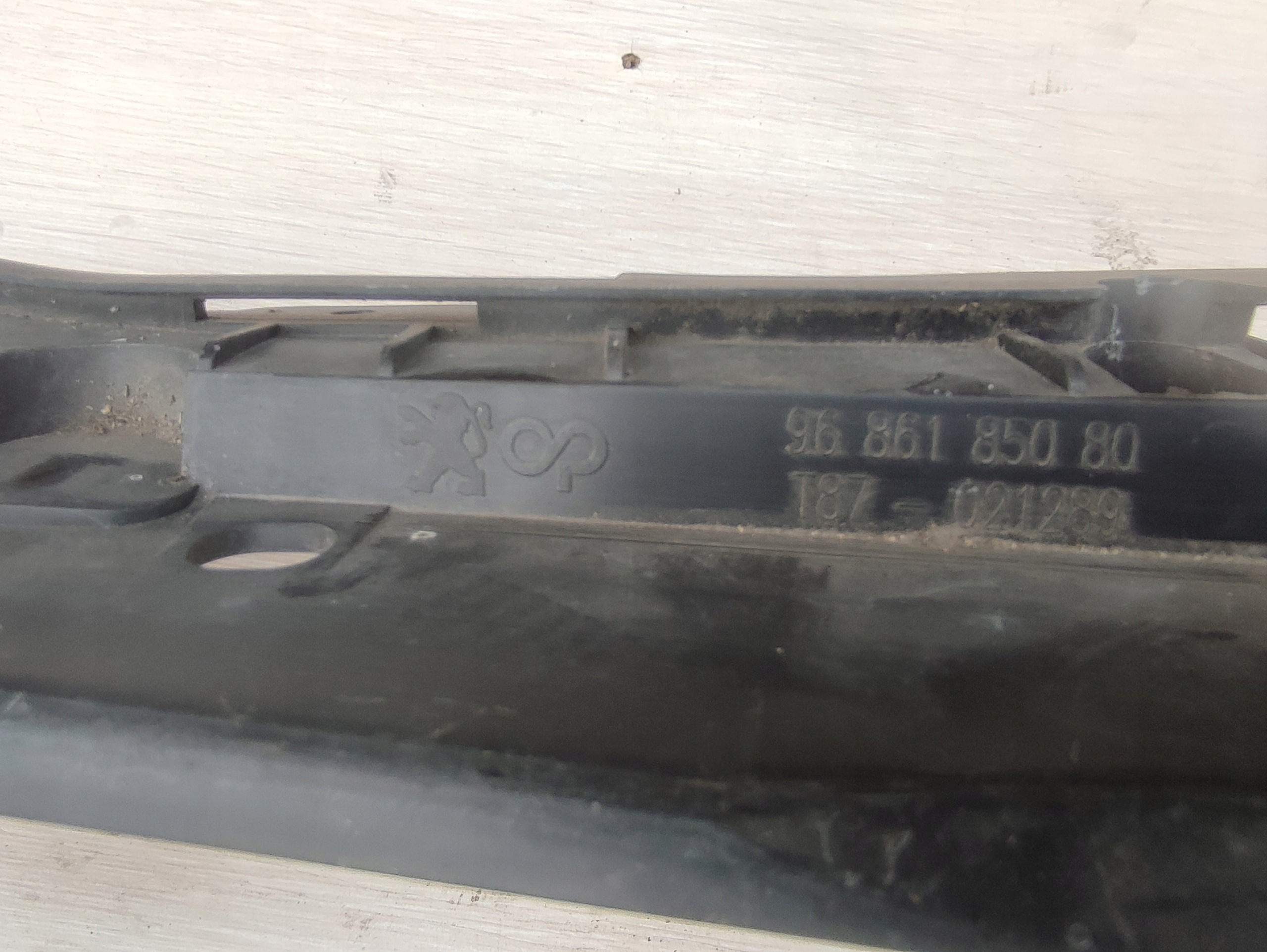wall support of a bumper front PEUGEOT 5008 and 9686185080