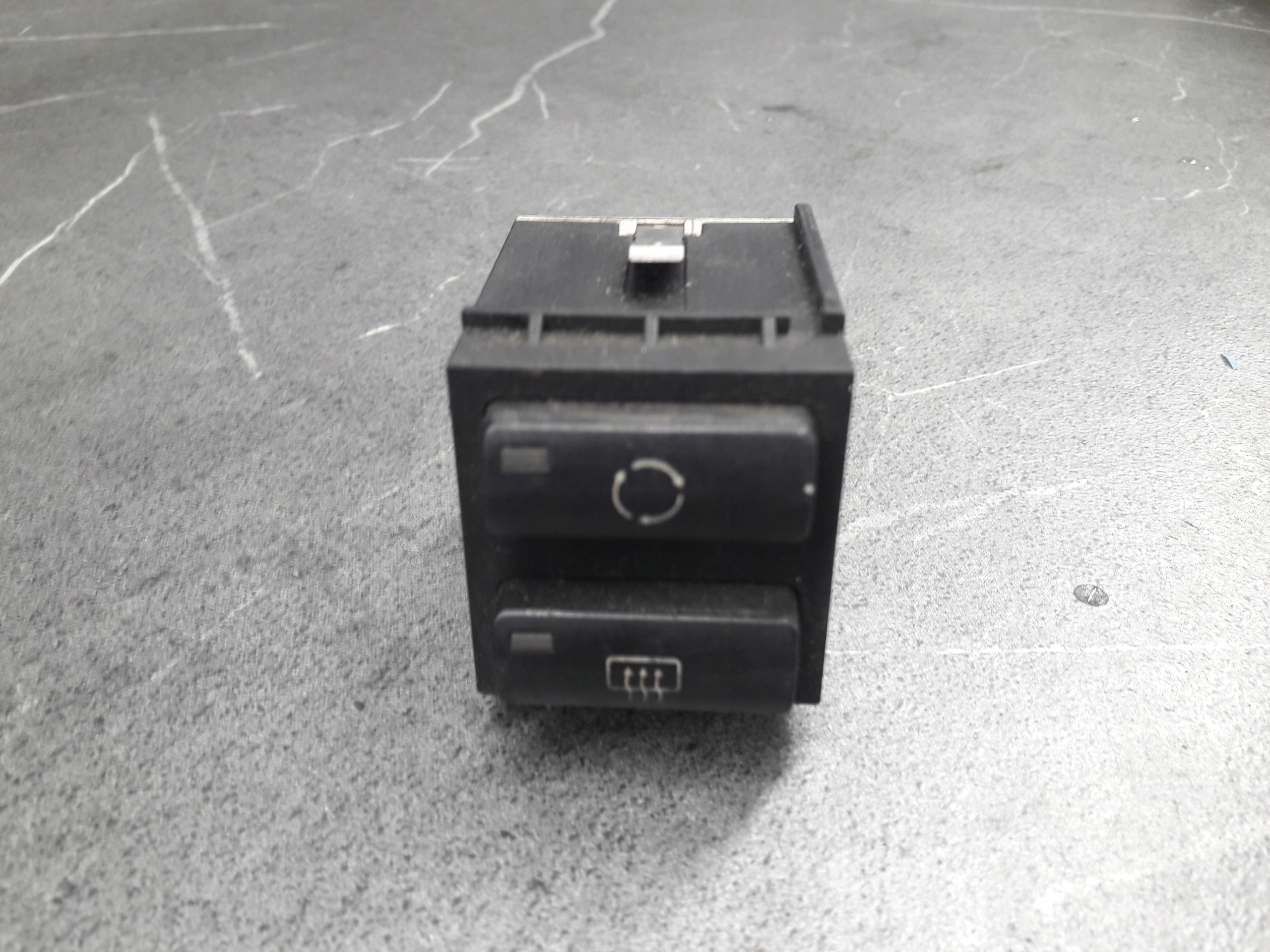 8373983 przelacznik OGRZEWANIA SZYBY BMW 3 E46 Typ samochodu Samochody osobowe