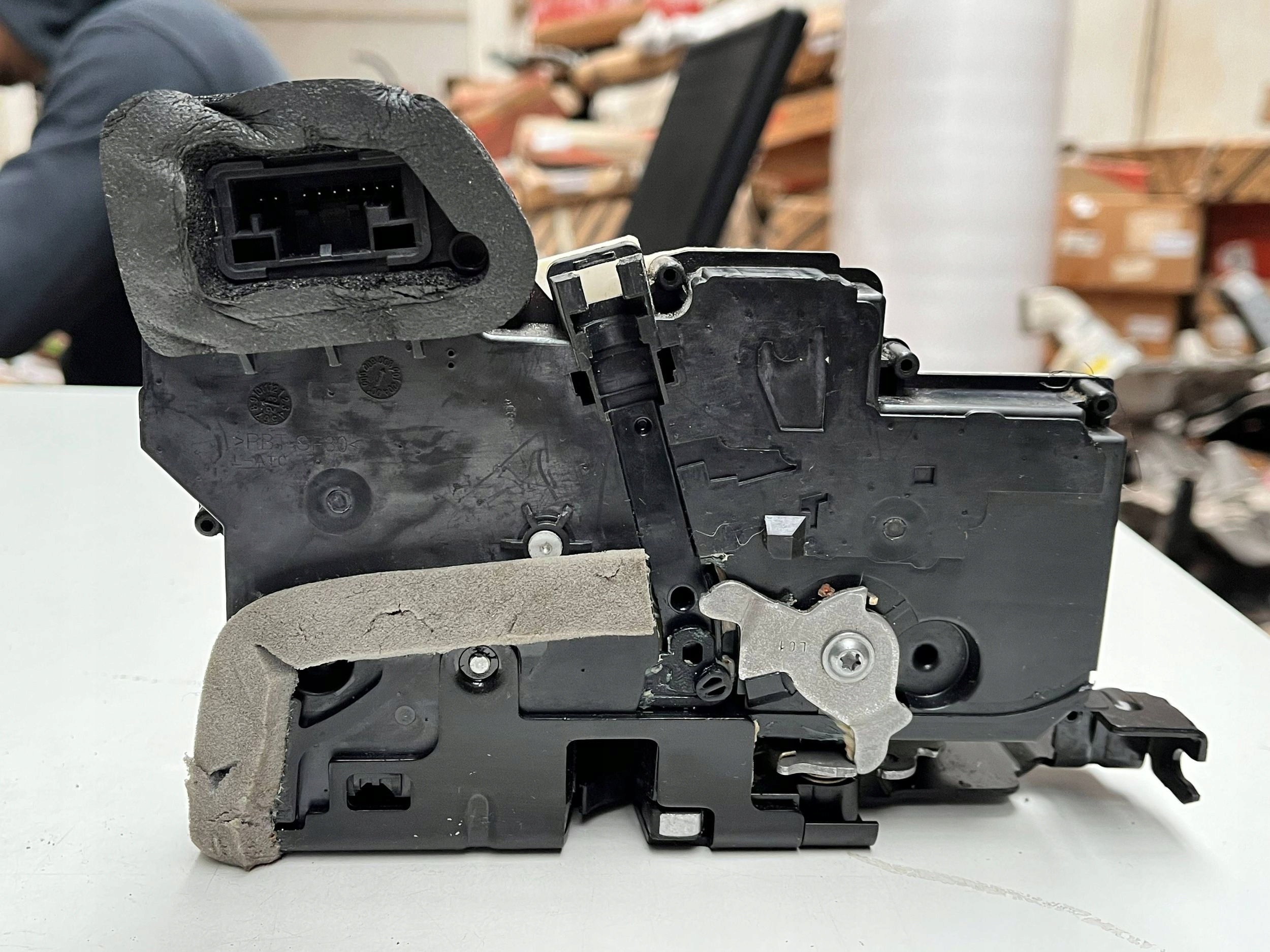 AUDI A6 C8 lock door left rear part 4K0839015R !J