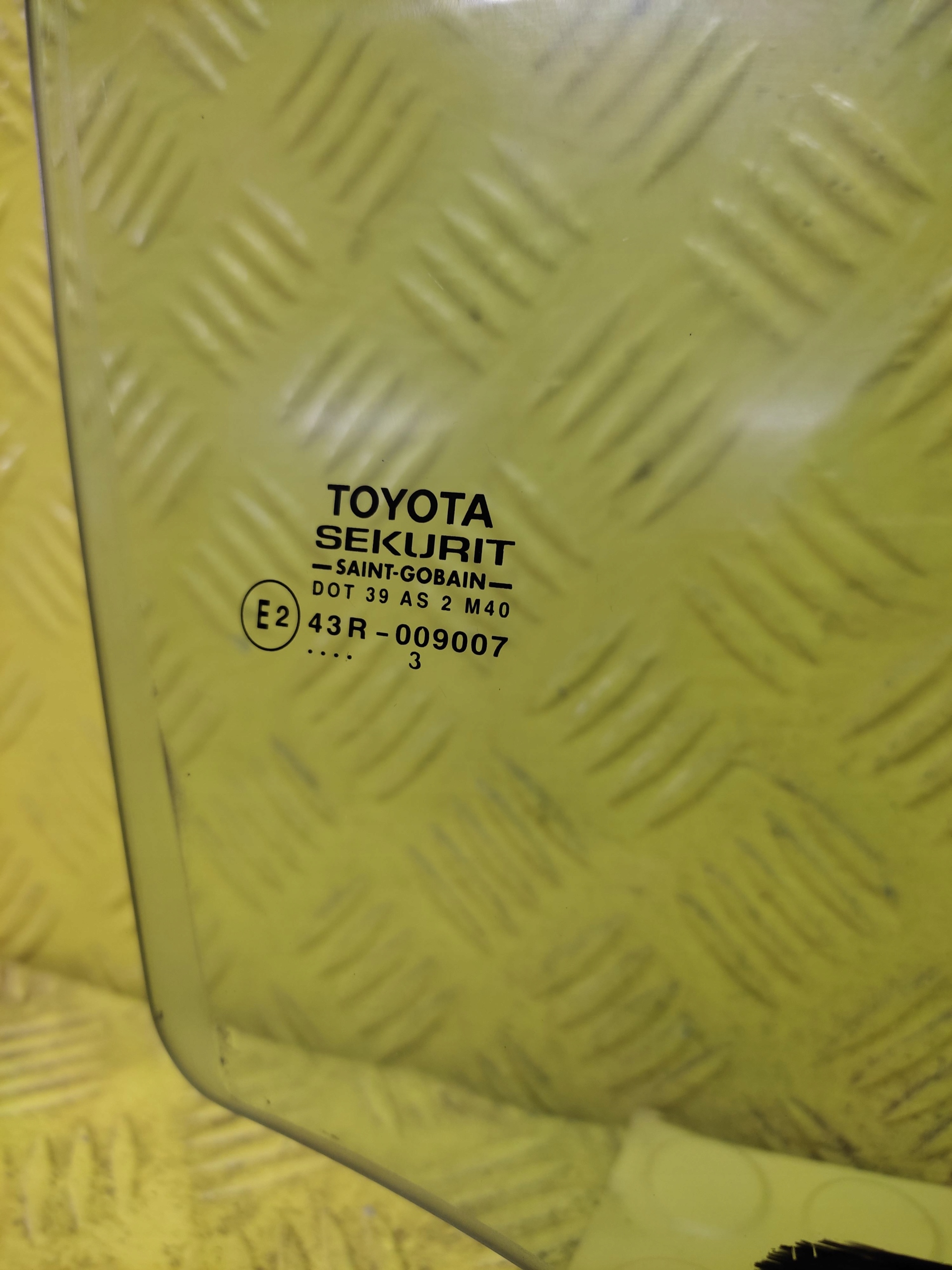 TOYOTA COROLLA E12 KOMBI window door right front