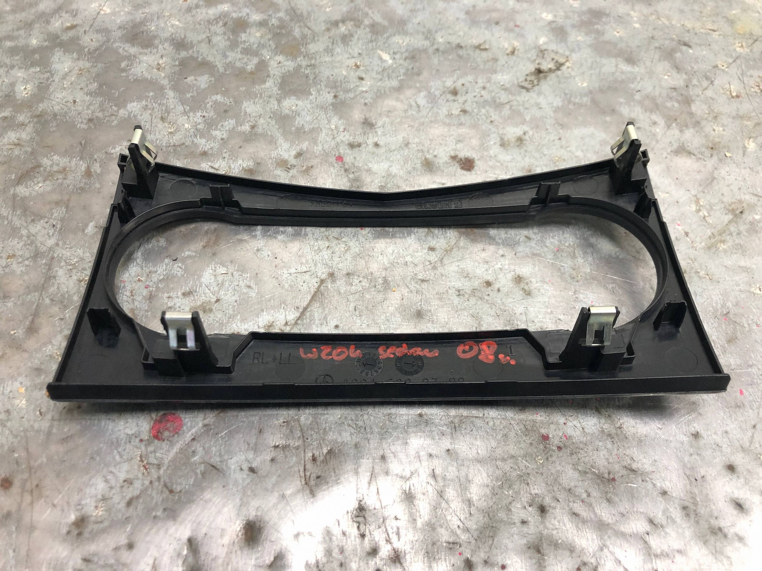 rám PANELU klimatizaci MERCEDES W204 sedan A2046800390