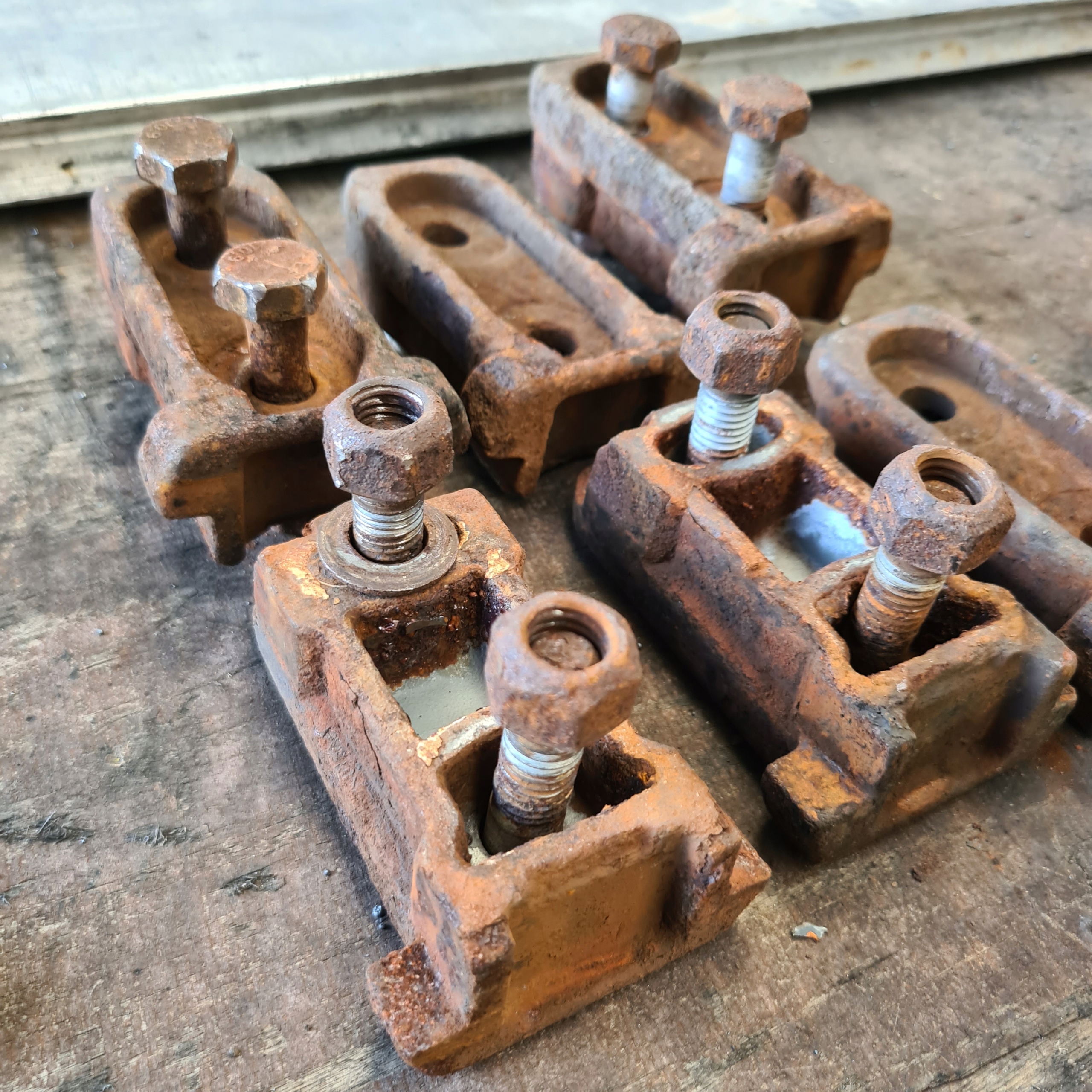 ЗАМОК НИЖНЯЯ СТОЙКА KONICA ПОЛУПРИЦЕП FLIEGL