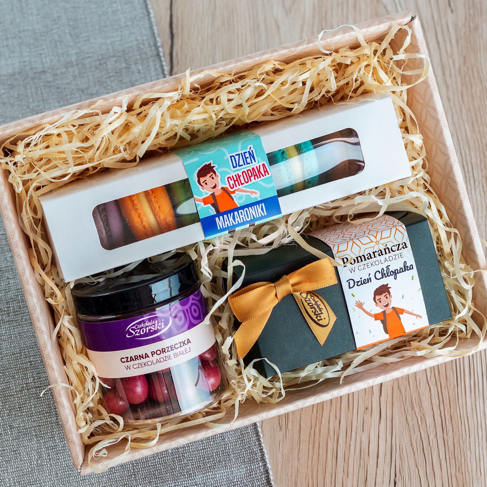 Zestaw prezentowy na Dzień Chłopaka z czekoladkami i makaronikami