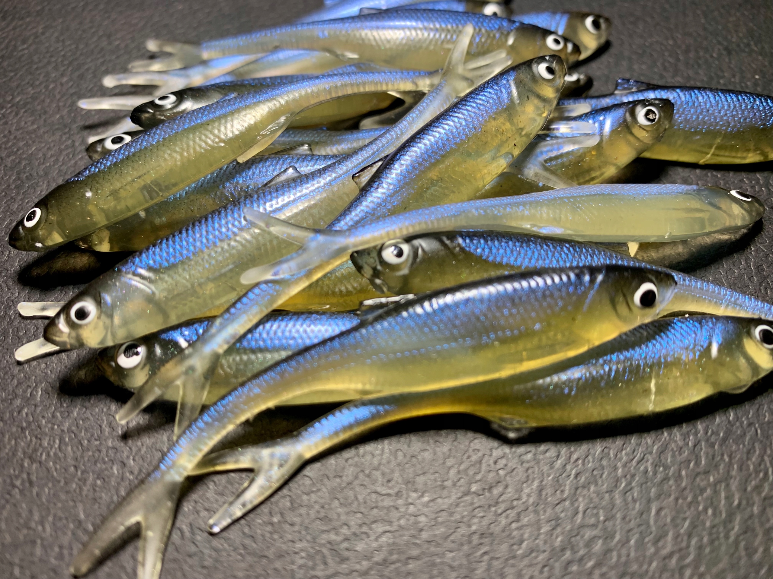 GUMA TM LURES HAND MADE STYNKA 6.7CM JASKÓŁKA OLIVE OPAL BLUE