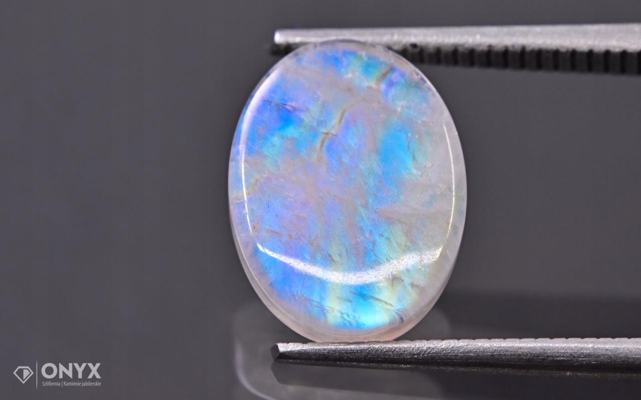 Měsíční kámen mělký ovál 10,5x9 mm