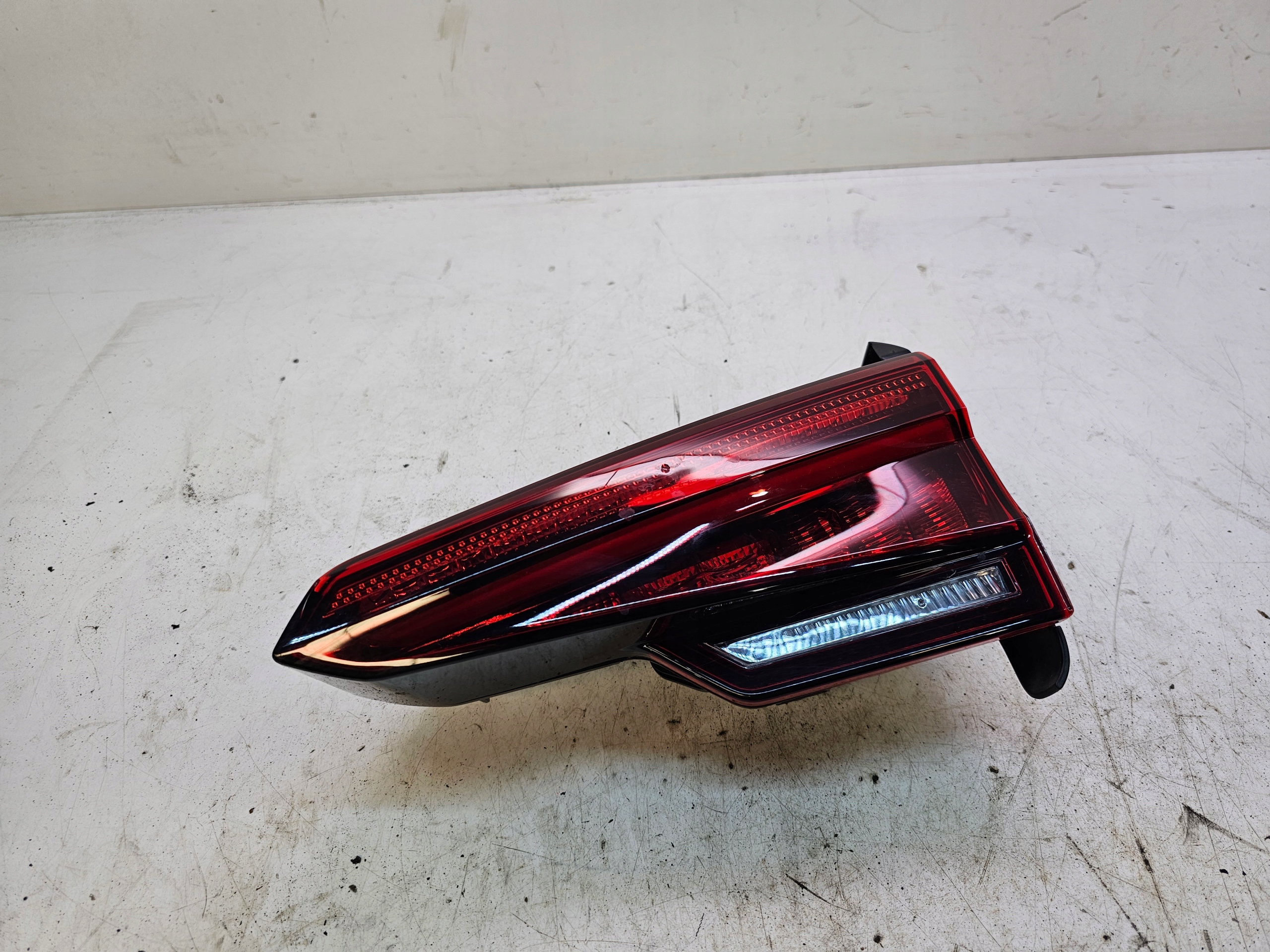 light right rear part to the bonnet LED MATRIX AUDI A4 B9 8W5945094H