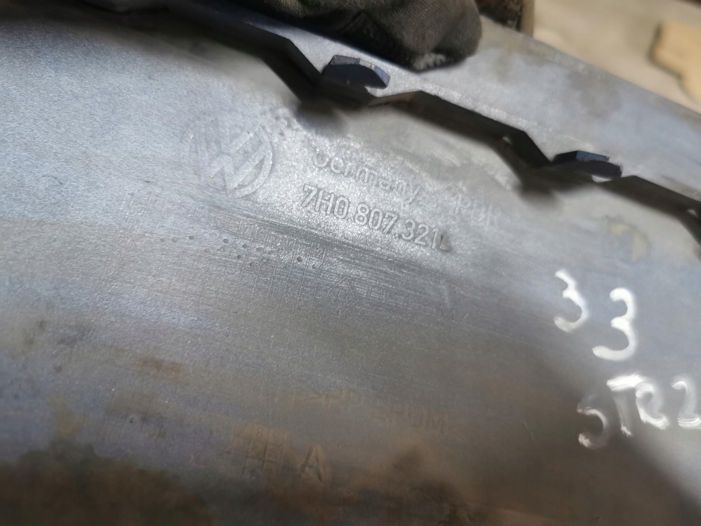 Ecke der Stoßstange unter LAMPE links heck VW T5 7H0807321