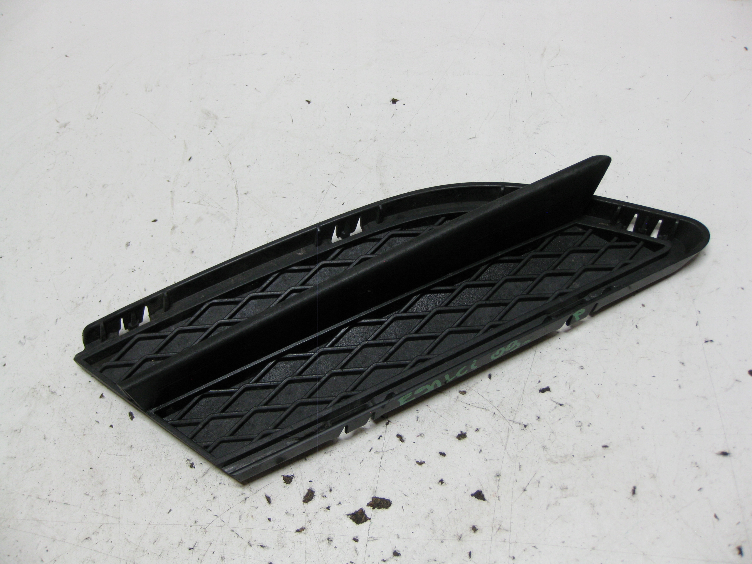 BMW E91 2.0 D 09R grid of a bumper right front 7138418