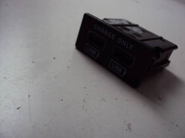 61571C0797 - USB ЗАРЯДНИЙ ПРИСТРІЙ MASERATI LEVANTE 2019 РІК