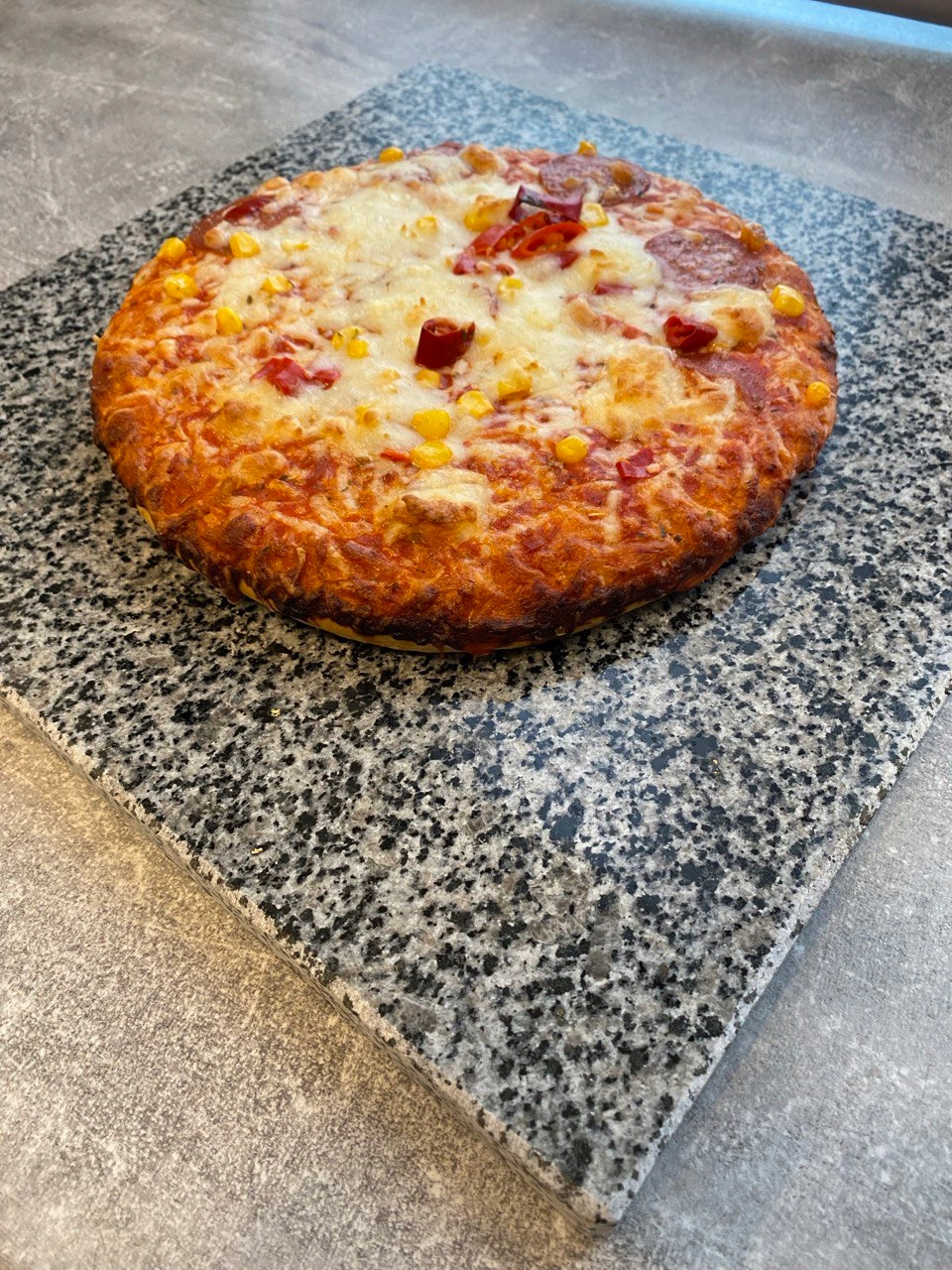 Kámen na pizzu Granit 35 cm x 35 cm šedý s kulatou lopatkou, sada