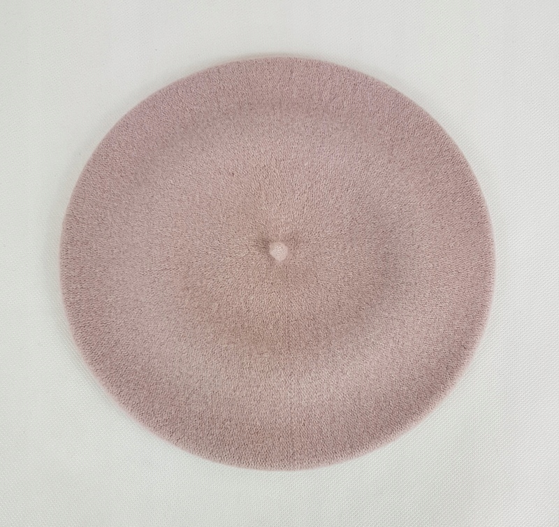 209 BERET FEZKO PUDROWY RÓŻ rozm. 11, 5'' duży Wzór dominujący bez wzoru