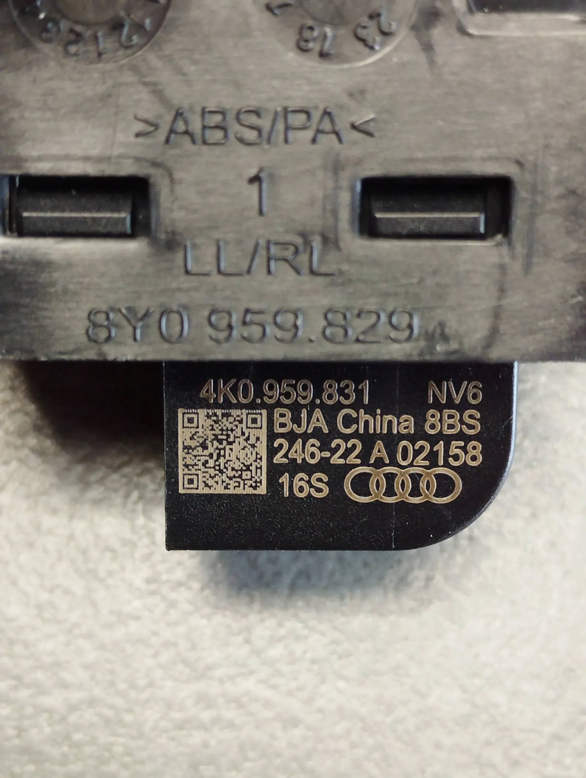 Audi Q4 e-tron switch bonnet 8Y0959829