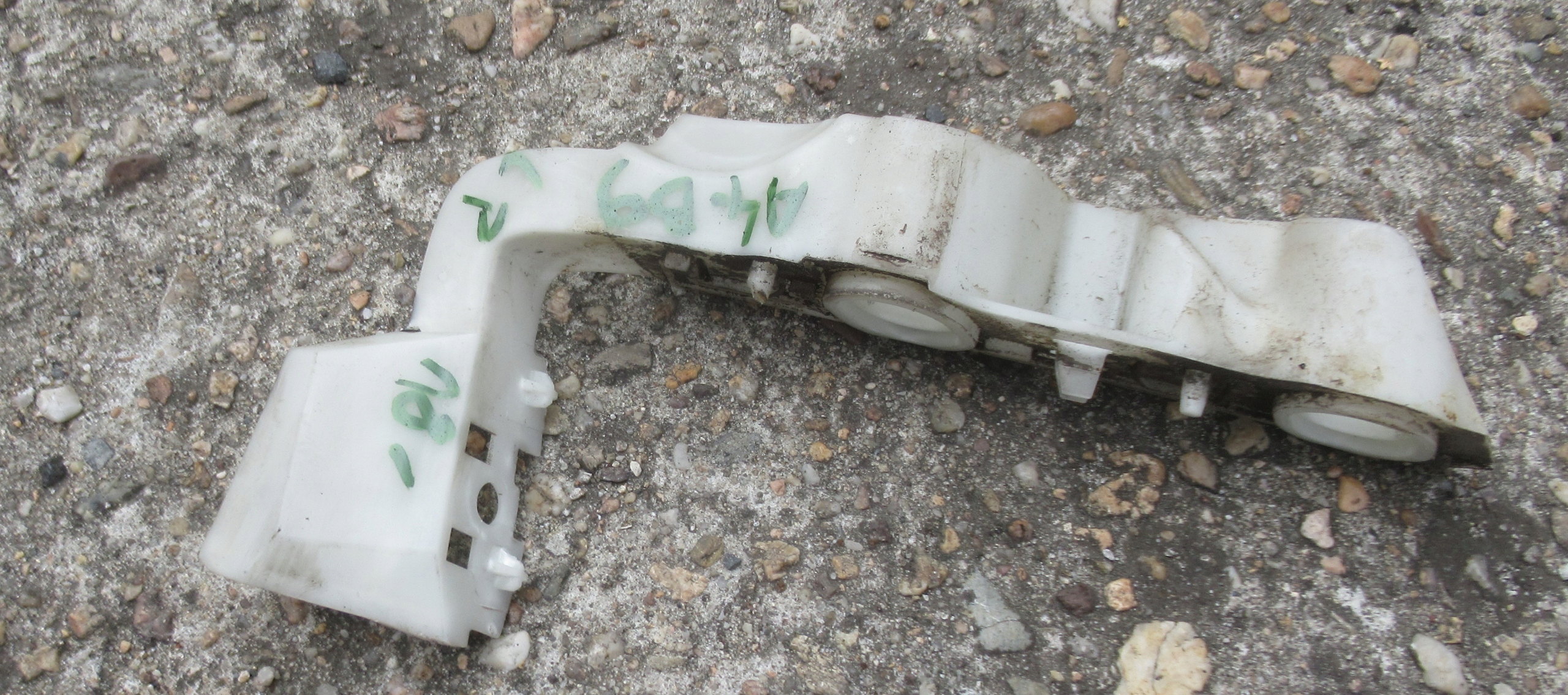AUDI A4 B9 AVANT 3.0 TDI 18R bumper bracket left front