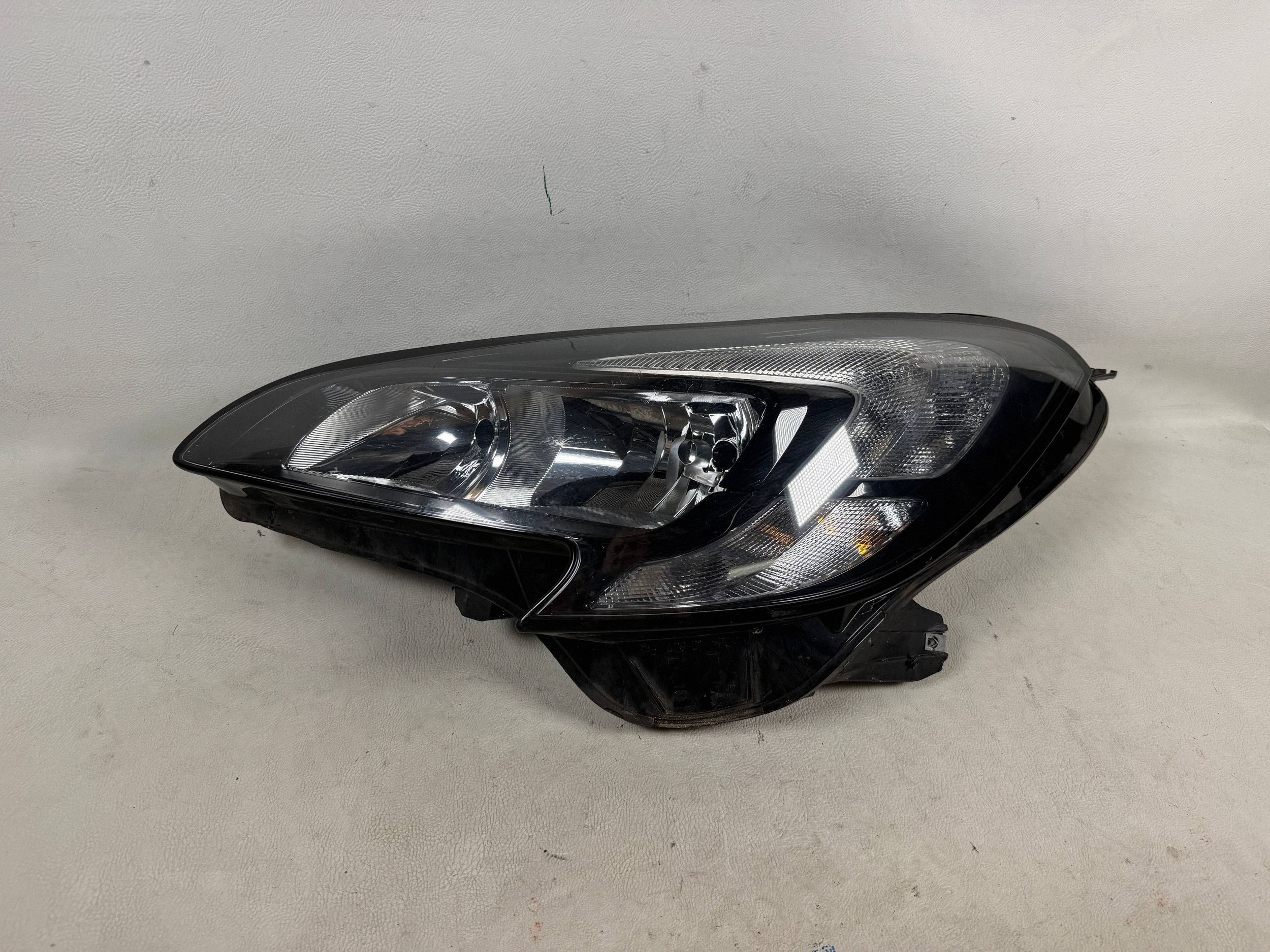Opel Corsa E 14- světlo levá předek přední